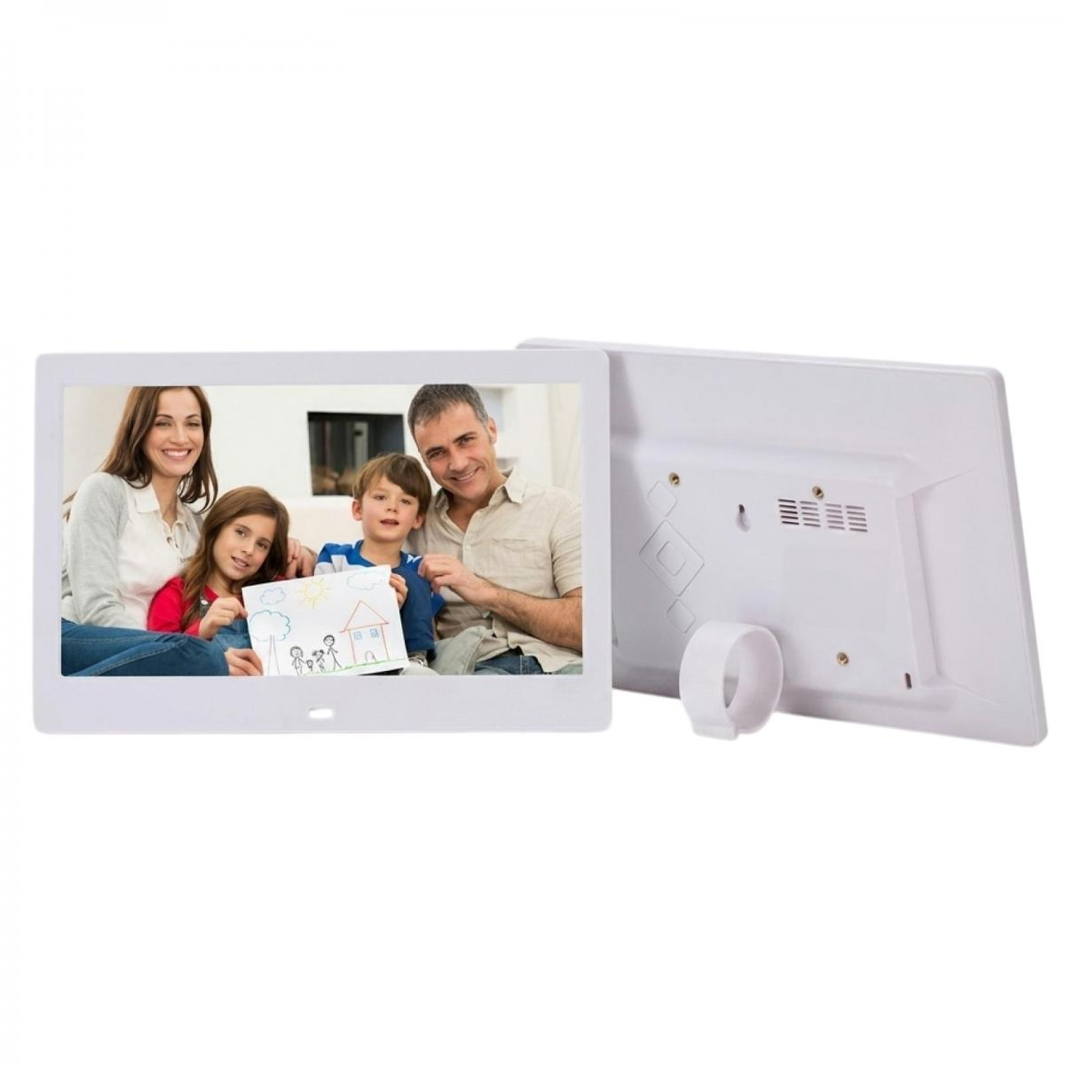 Ein weißer digitaler Bilderrahmen zeigt ein Foto einer glücklichen Familie mit Kindern.