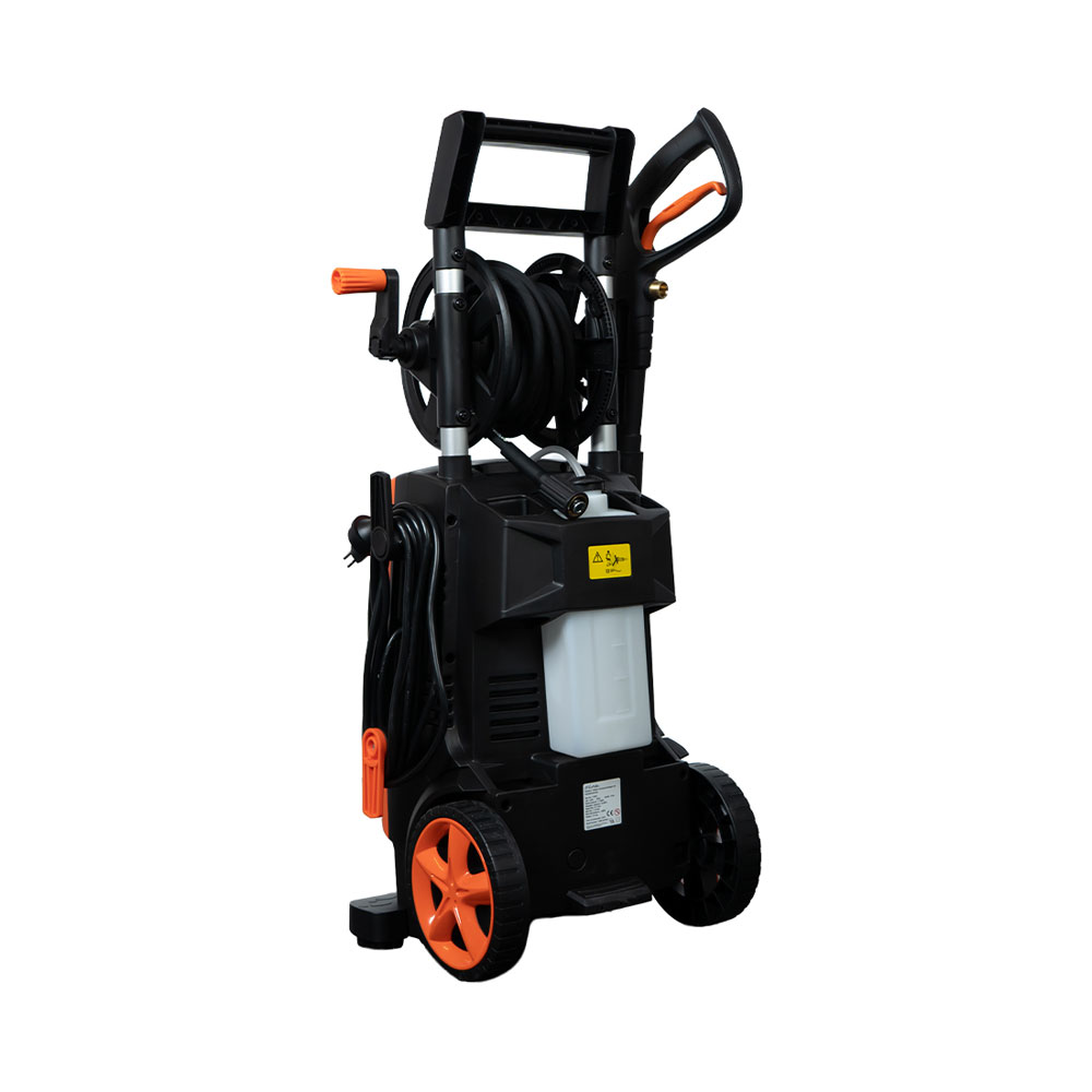 Nettoyeur haute pression noir et orange sur roues avec enrouleur de câble et de tuyau.