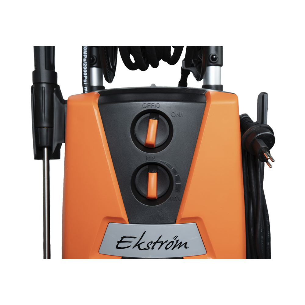 Gros plan d'un nettoyeur haute pression Ekström orange et noir avec molettes et prise.