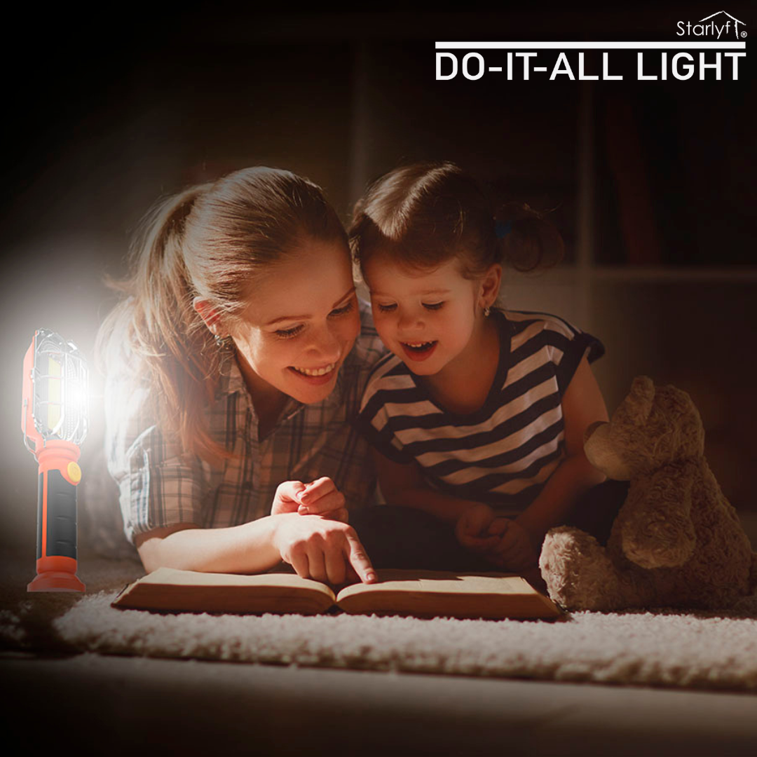 Una madre e una figlia leggono un libro su un tappeto, illuminate da una luminosa lampada da lavoro.