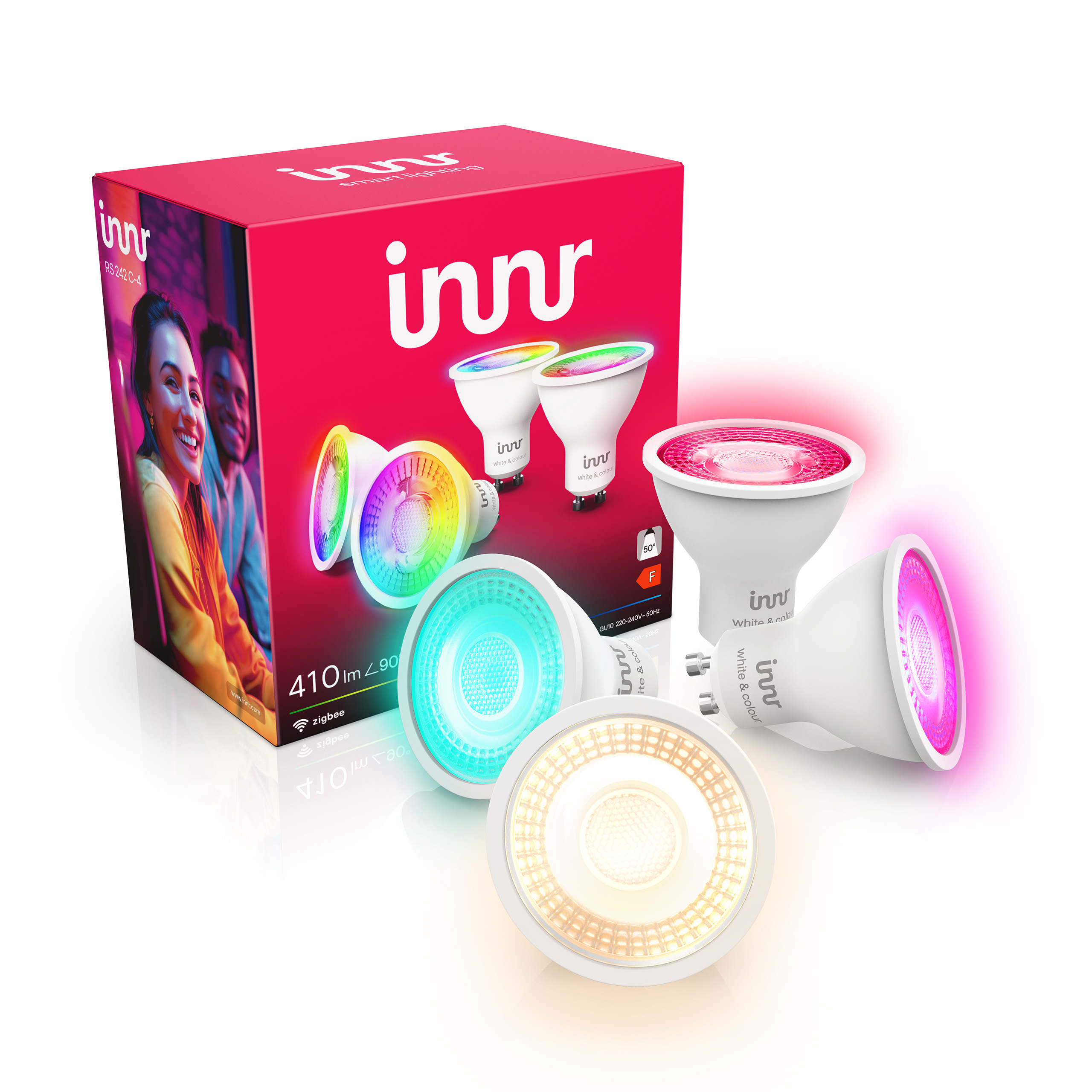 Vier Innr GU10 Smart-LED-Lampen vor ihrer rosa Produktverpackung, die bunt leuchten.