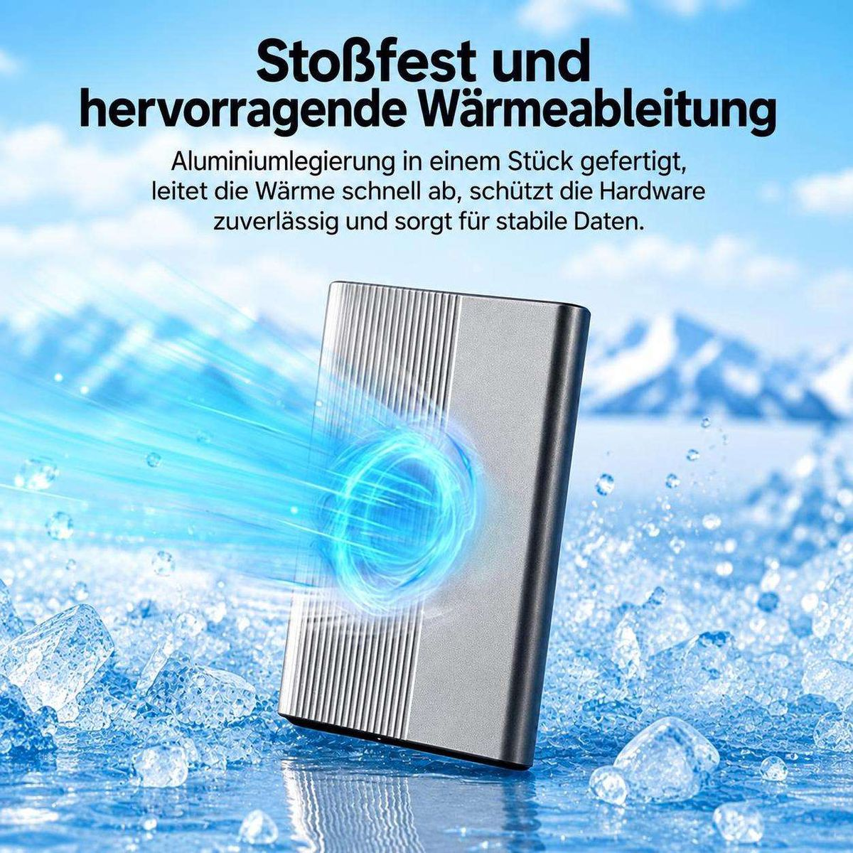Eine externe Festplatte aus Aluminium mit Kühlungsdesign vor einer Berglandschaft und Eistücken.