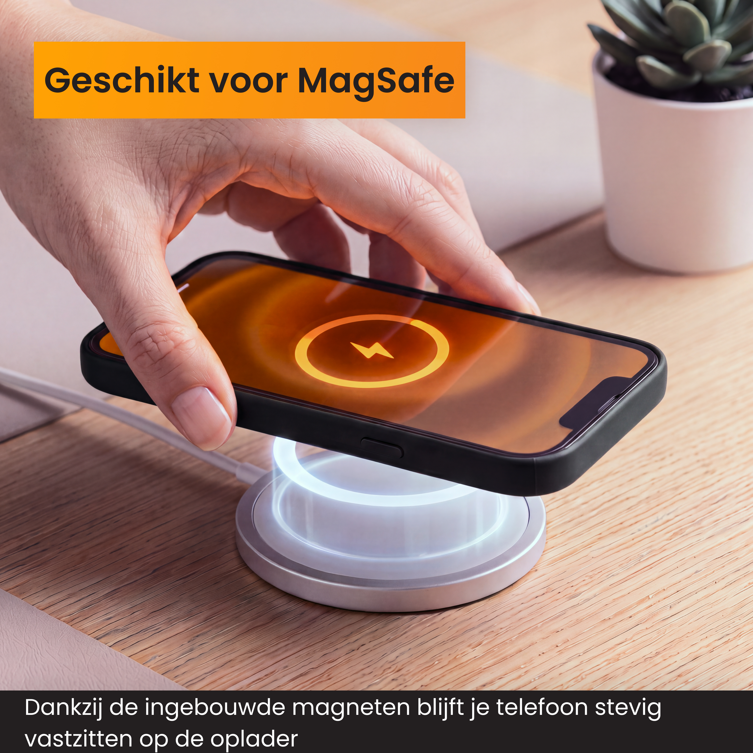 Hand plaatst een smartphone op een witte MagSafe draadloze oplader.