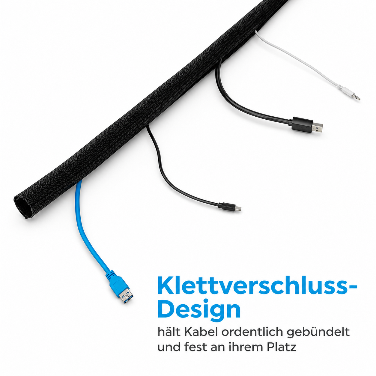 Schwarzer Klett-Kabelschlauch bündelt verschiedene bunte Kabel auf weißem Hintergrund.