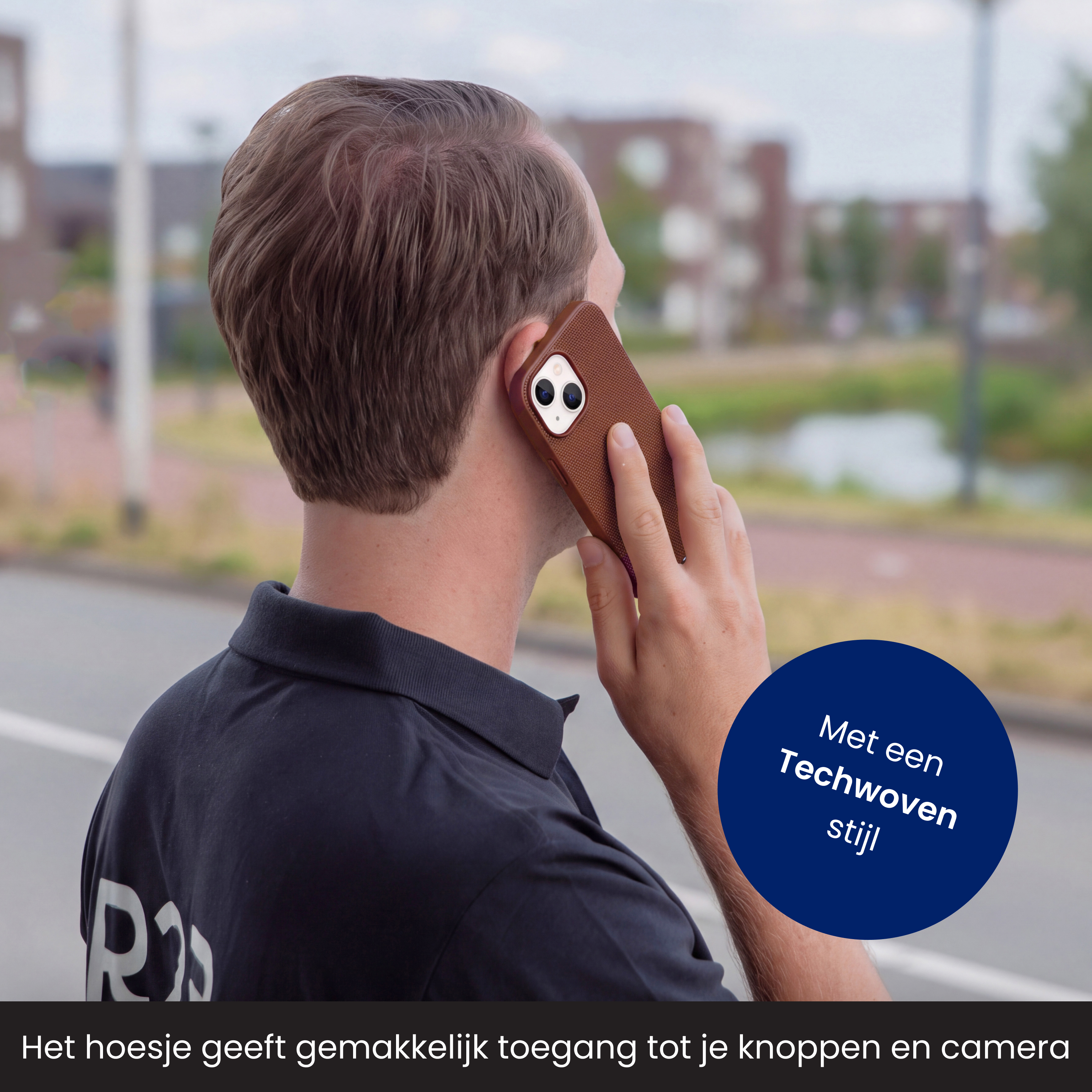 Een man in een zwart shirt telefoneert met een bruine smartphone op straat.