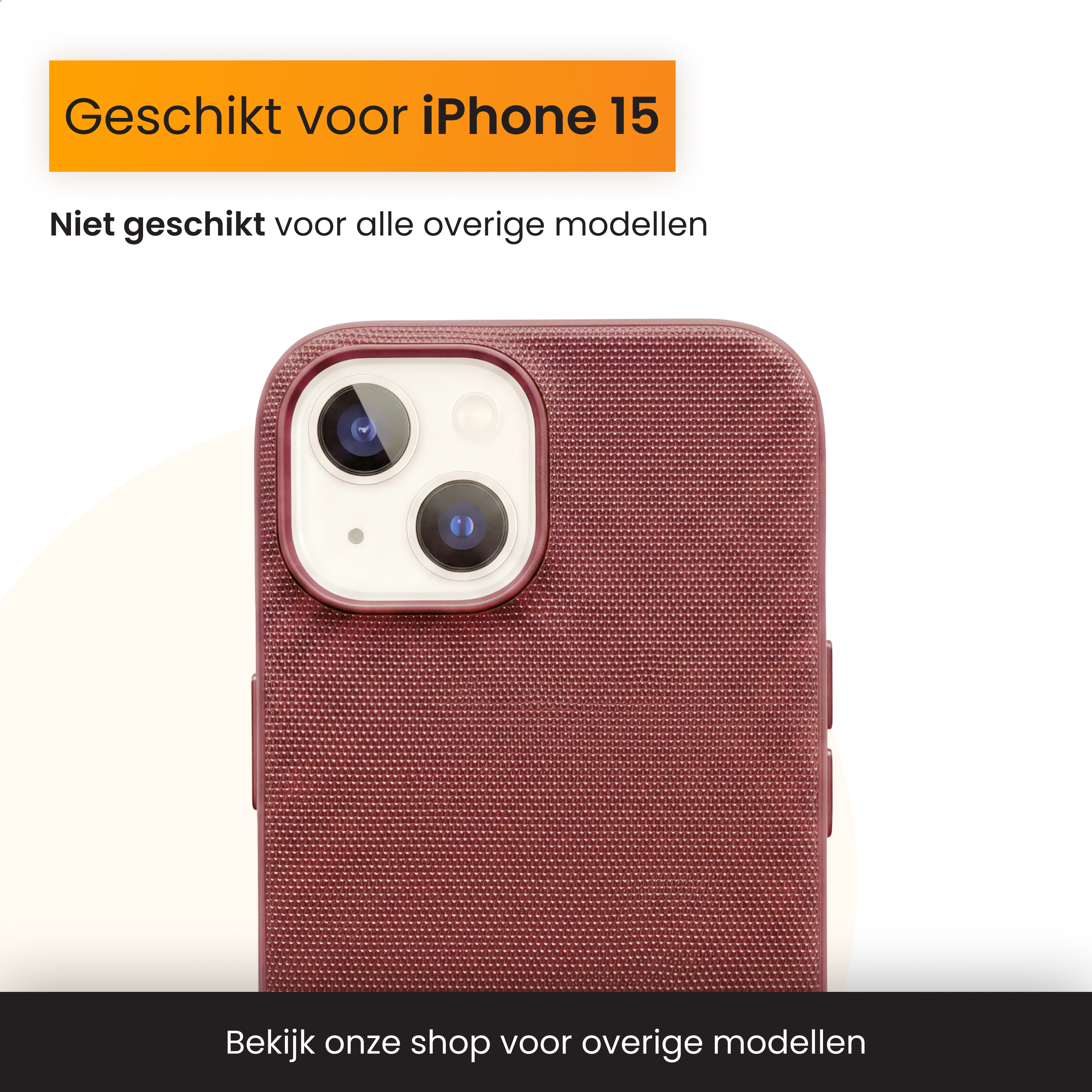 Rode getextureerde iPhone 15 hoesje met dubbele camera-uitsparing op een witte en gele achtergrond.
