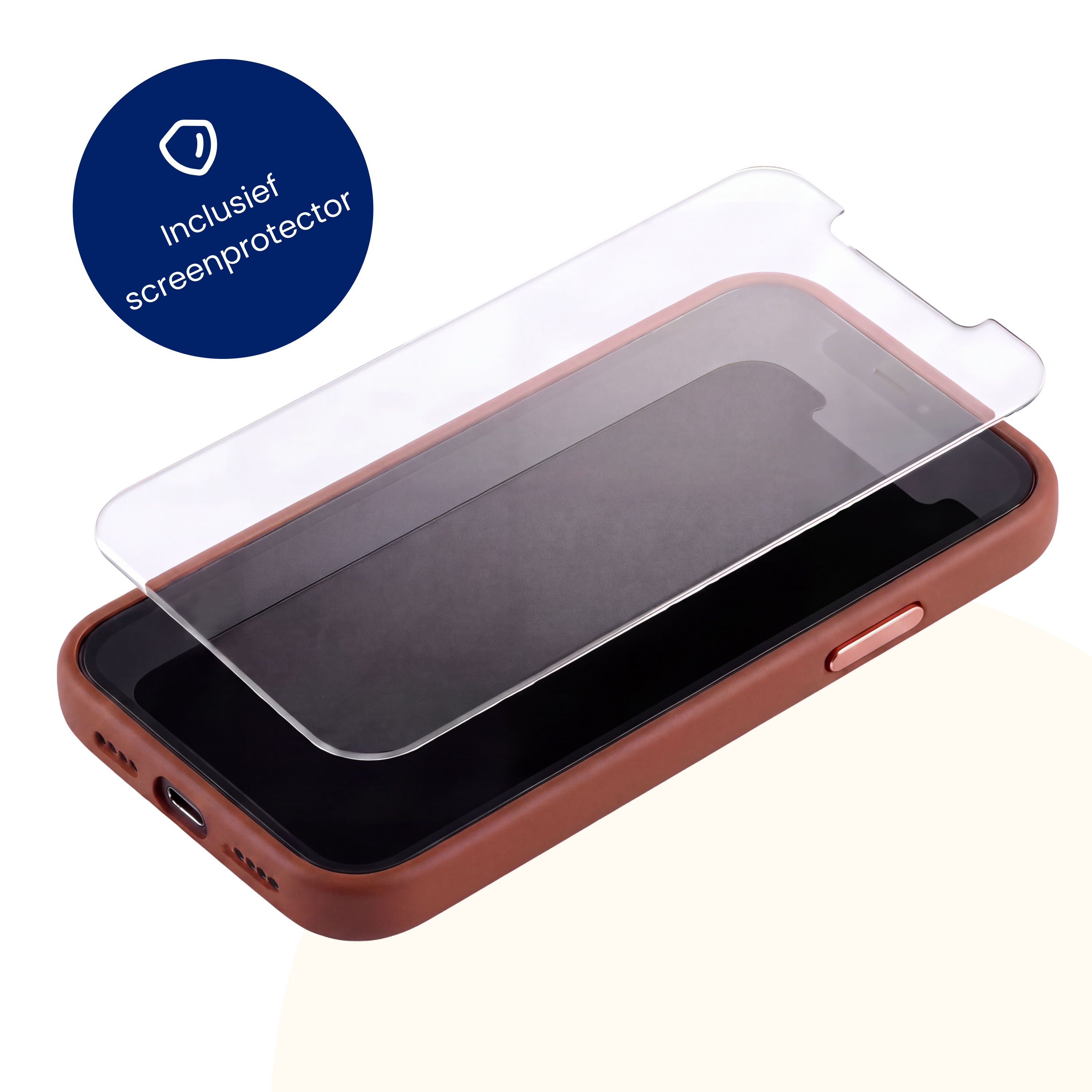 Een smartphone in een bruine hoes met een screenprotector er boven en een blauwe tekstbadge.