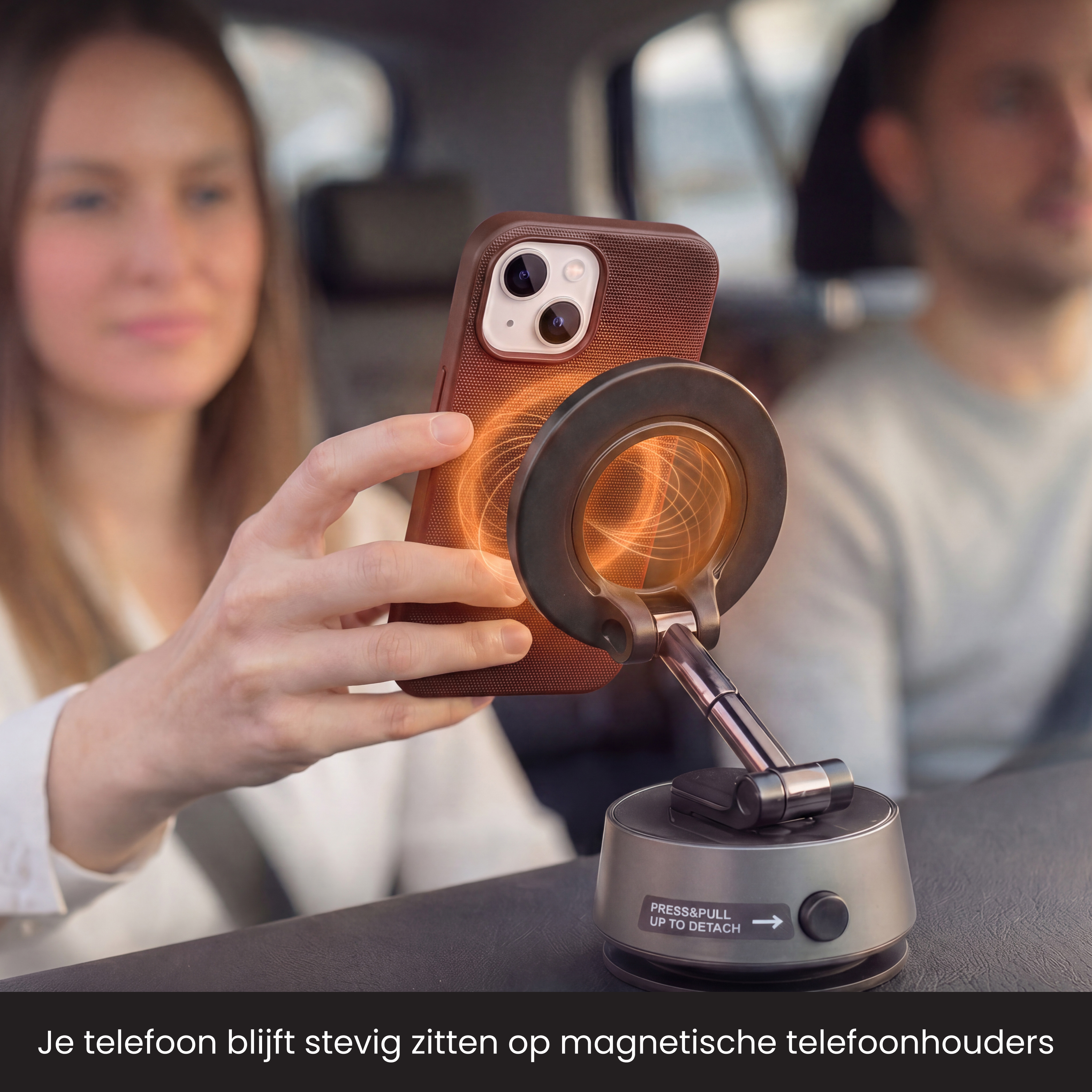 Vrouw bevestigt een smartphone op een magnetische autohouder.