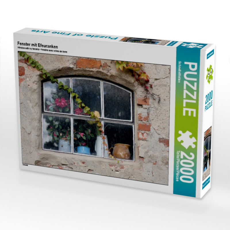 Eine 2000-Teile-Puzzle-Schachtel zeigt ein altes, mit Efeu beranktes Bogenfenster in einer Steinwand.