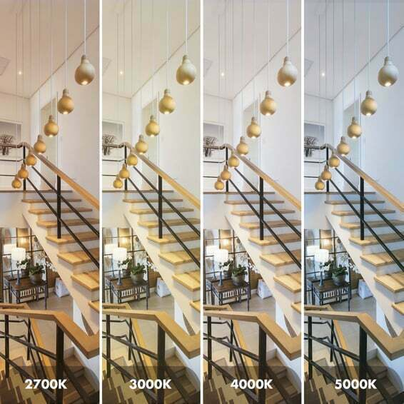 Cuatro paneles muestran una escalera de madera con lámparas colgantes a diferentes temperaturas de color.
