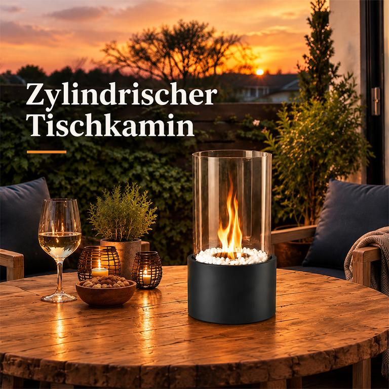 Ein zylindrischer Tischkamin brennt auf einem Holztisch bei Sonnenuntergang draußen.