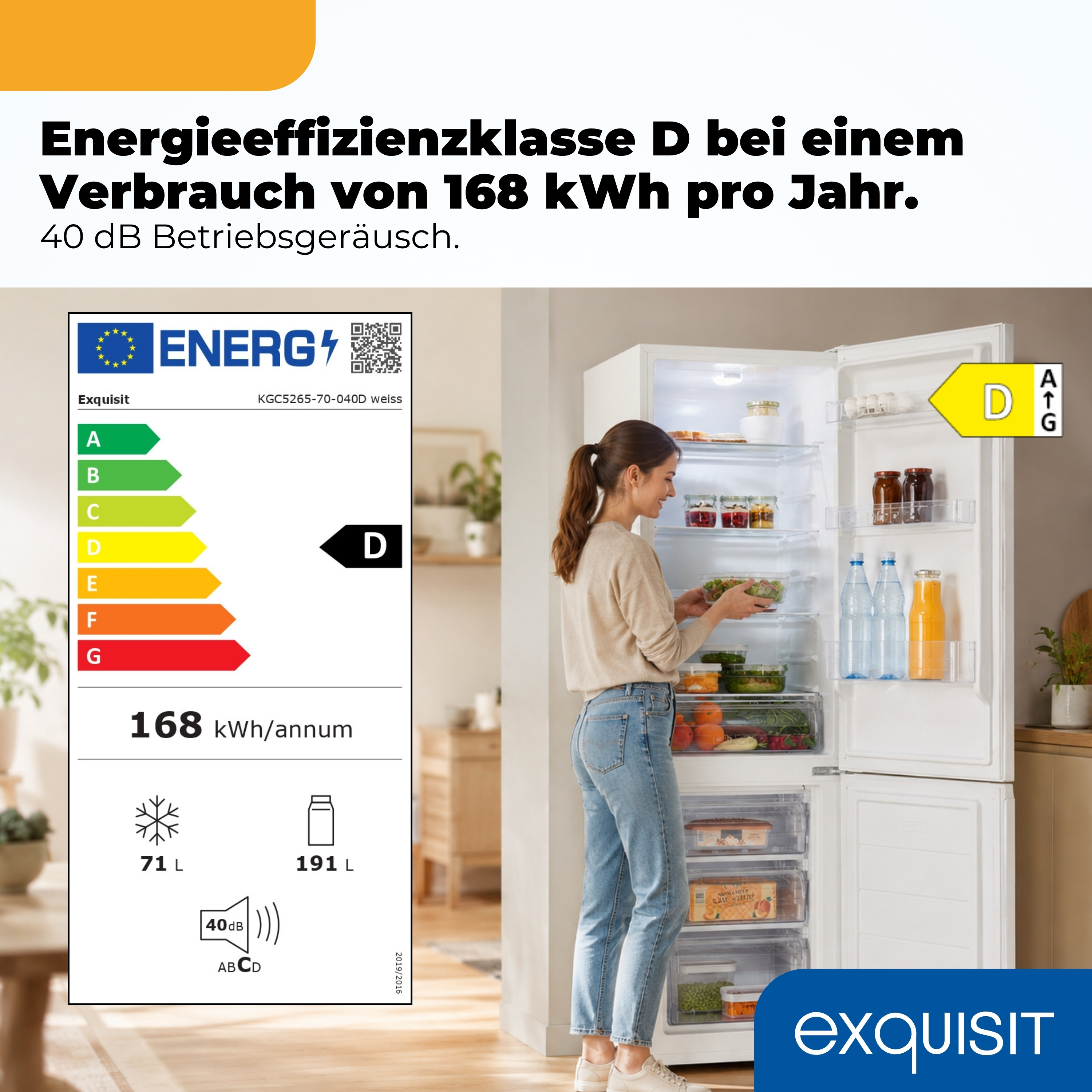 Eine Frau öffnet einen weißen Exquisit Kühlschrank mit Energieeffizienzklasse D und 168 kWh jährlichem Verbrauch.
