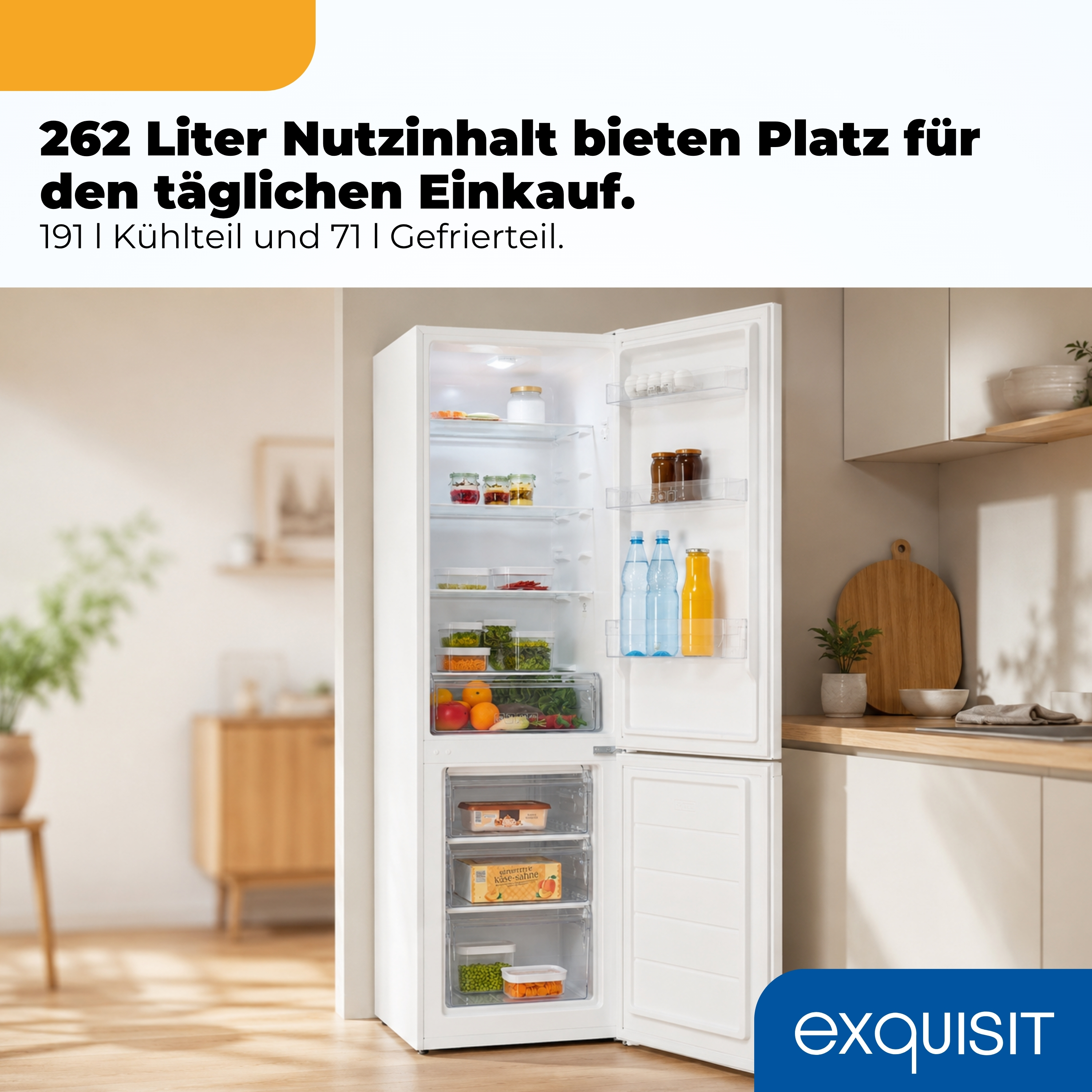 Ein offener weißer Kühlschrank in einer modernen Küche mit Lebensmitteln gefüllt.