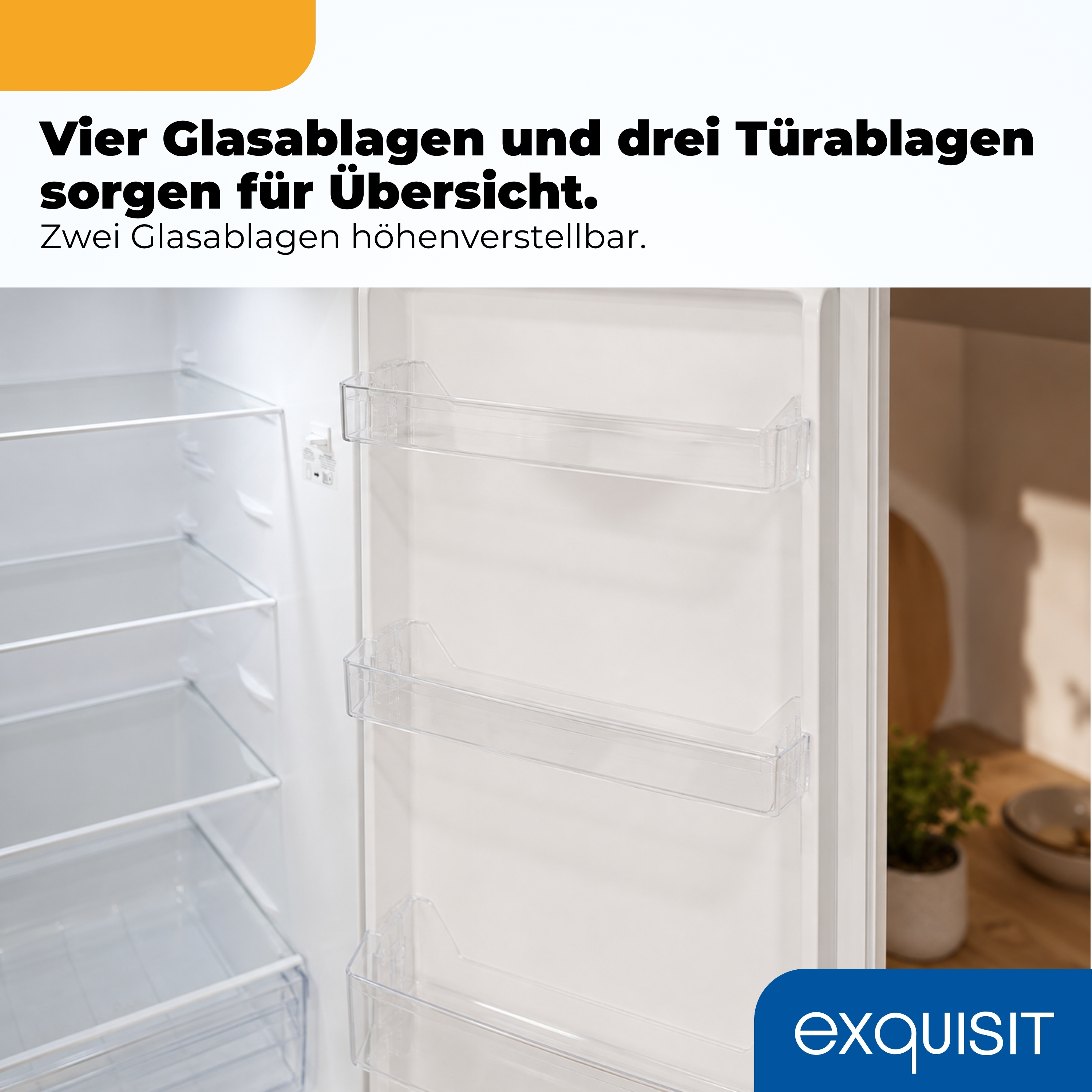 Innenraum eines offenen weißen Kühlschranks mit Glasablagen und transparenten Türfächern.