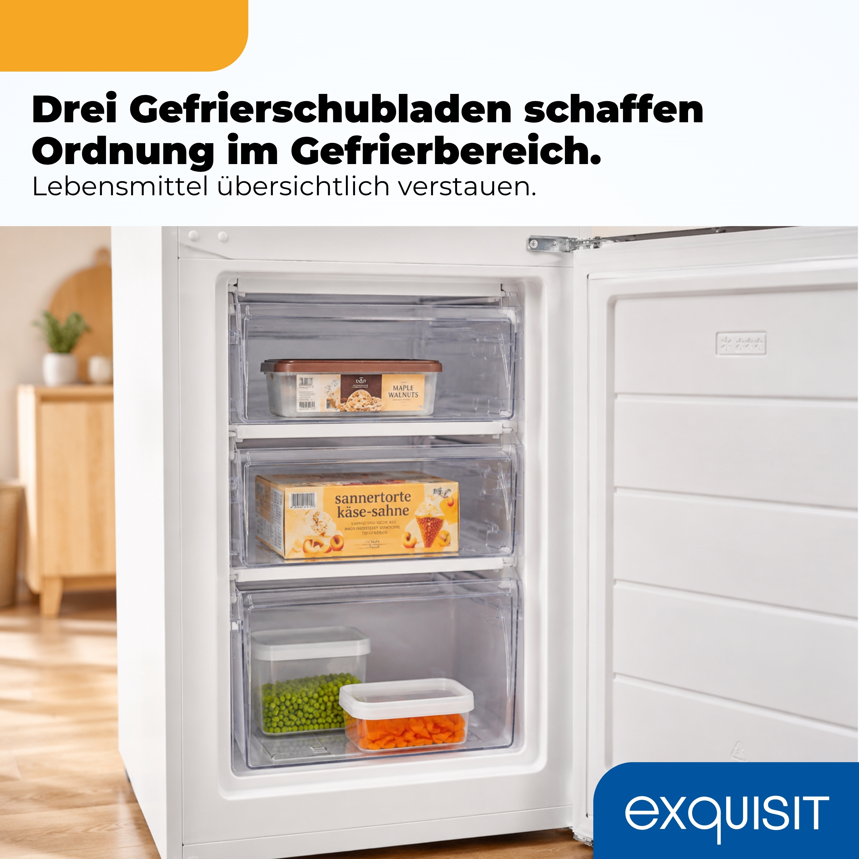 Geöffnete weiße Gefriertruhe mit drei transparenten Schubladen mit Lebensmitteln, daneben Text.