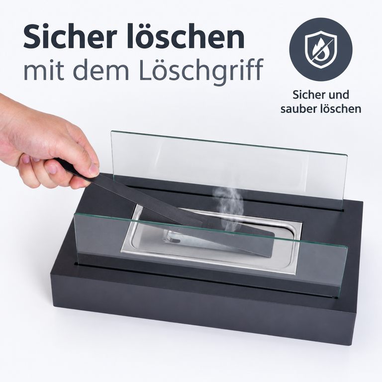 Eine Hand nutzt ein Werkzeug, um eine kleine Flamme in einem Biokamin mit Glaswänden zu löschen.