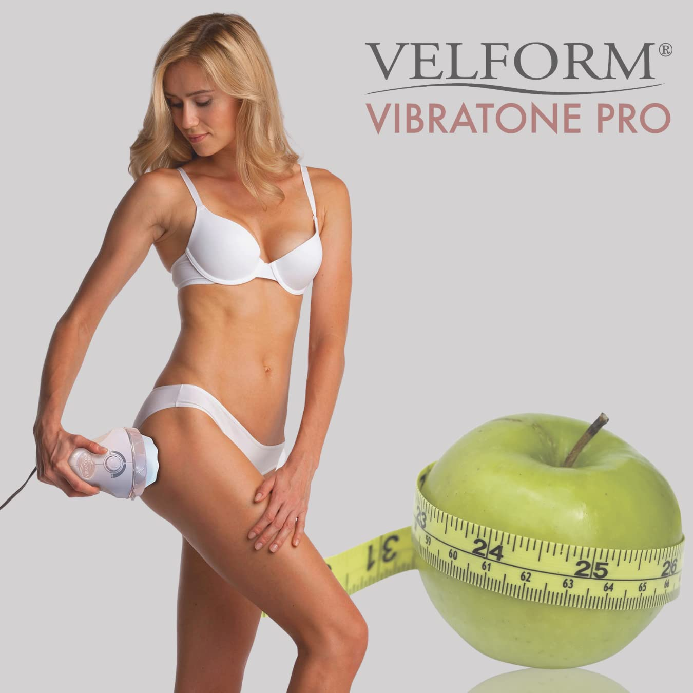 Une femme blonde en bikini blanc utilise un masseur sur sa jambe à côté d'une pomme verte avec un ruban à mesurer.