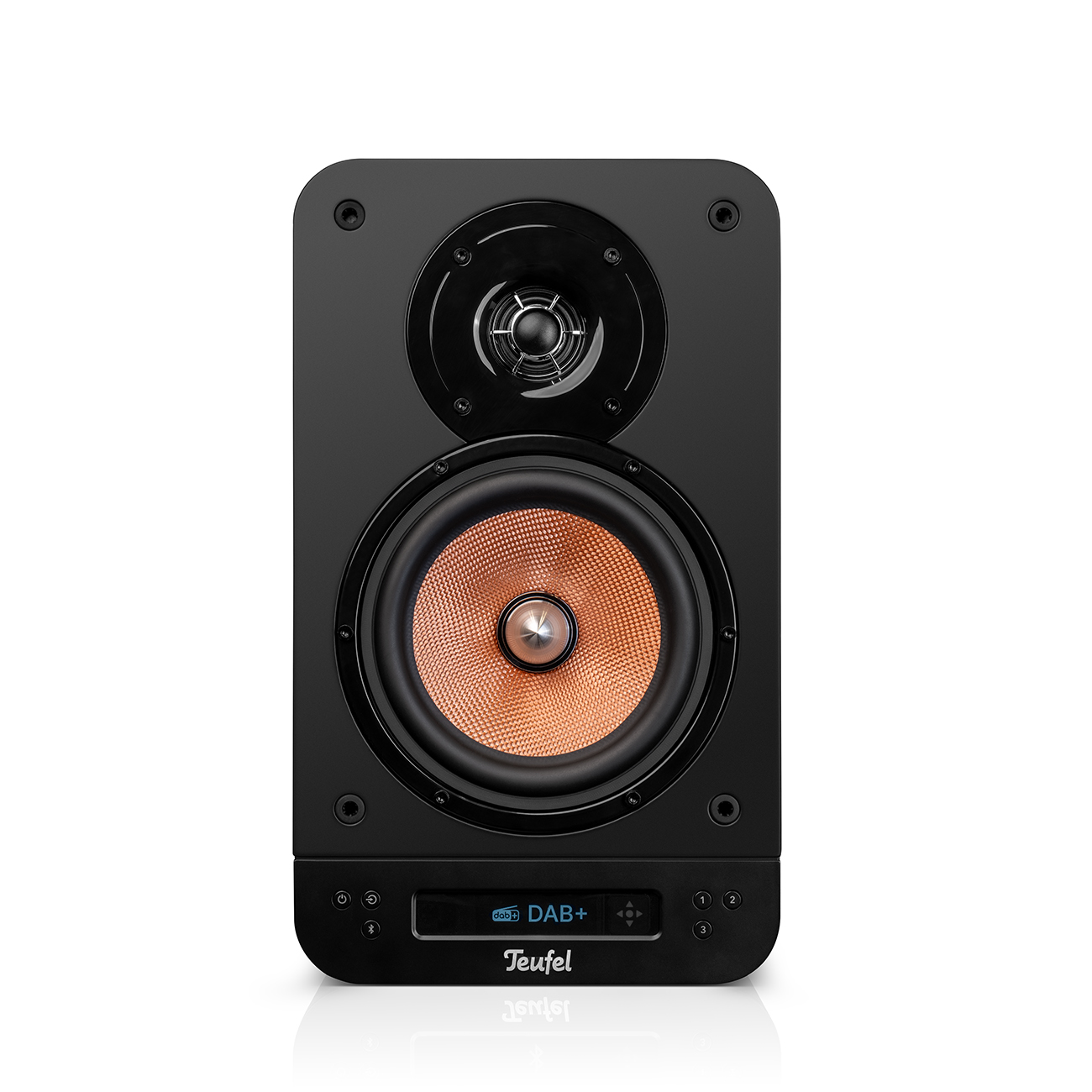 Ein schwarzer Teufel-Lautsprecher mit kupferfarbenem Tieftöner und kleinem DAB+-Display.