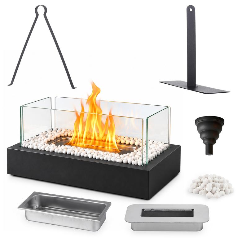 Ein Tisch-Ethanol-Kamin mit Glasplatten, weißen Kieselsteinen, Brennereinsatz, Trichter und Löschwerkzeug.