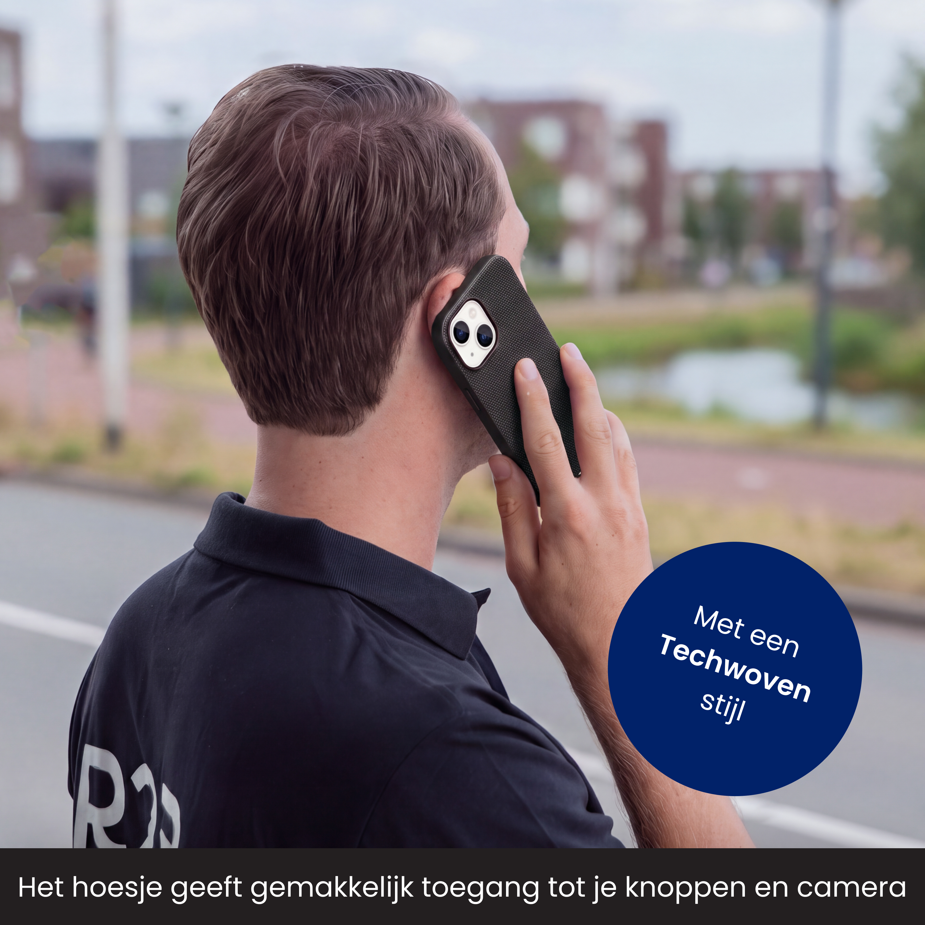 Een man in een zwarte poloshirt belt buiten met een smartphone in een Techwoven hoesje.