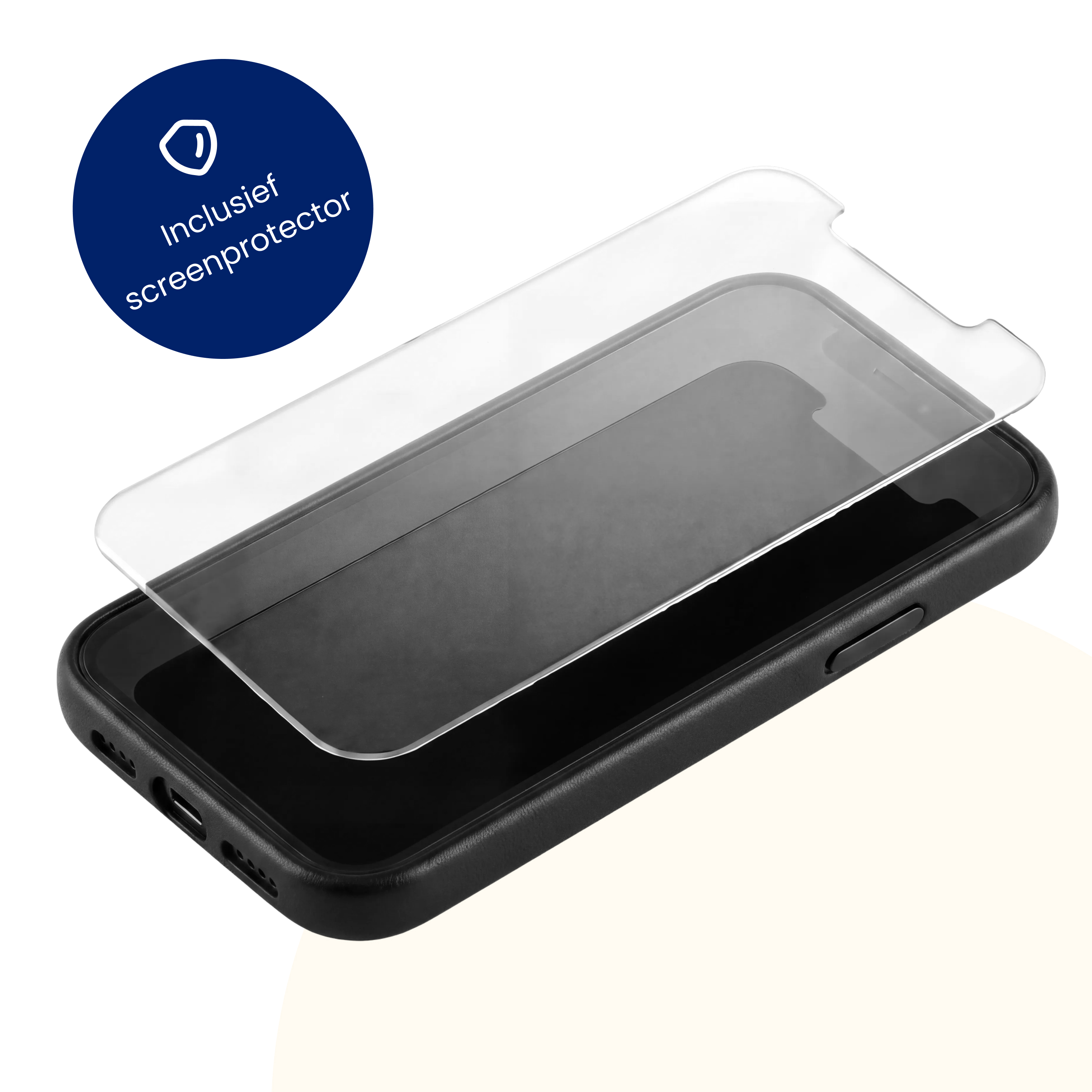 Een zwarte smartphone in een hoesje met glazen schermprotector erboven en een blauwe badge in de hoek.