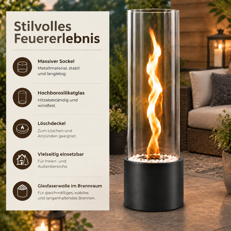 Ein zylindrischer Kamin aus Glas mit Flamme steht auf einem Gartentisch neben deutschen Produktmerkmalen.