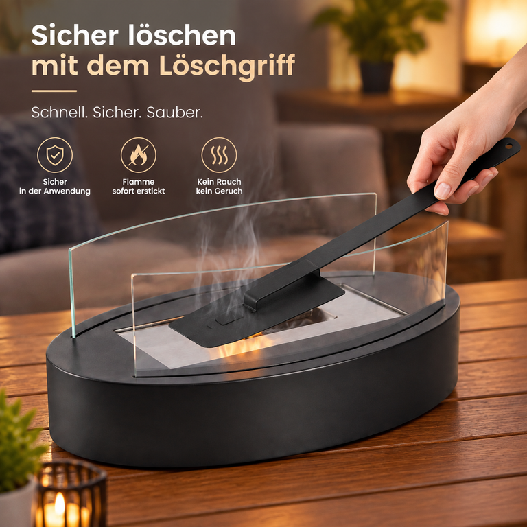 Eine Hand verwendet ein schwarzes Werkzeug zum Löschen einer kleinen Tischfeuerstelle mit Glasverkleidung.