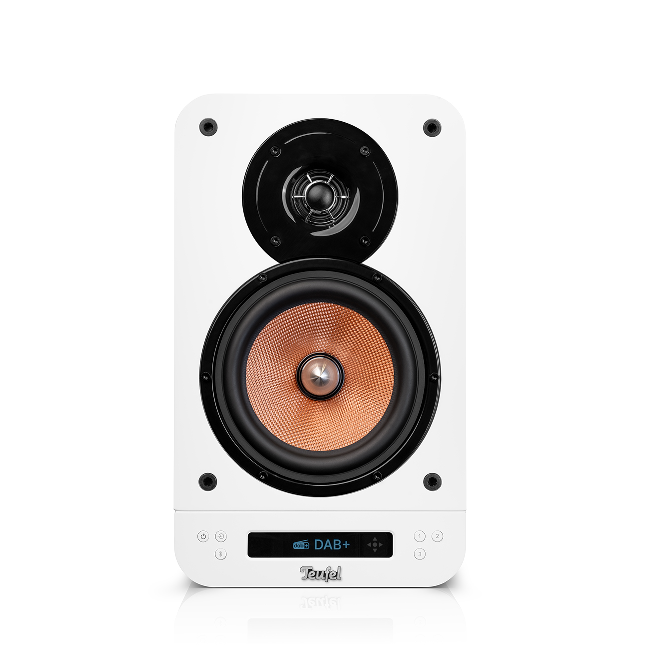 Ein weißer Teufel-Lautsprecher mit kupferfarbener Membran und DAB+-Display.