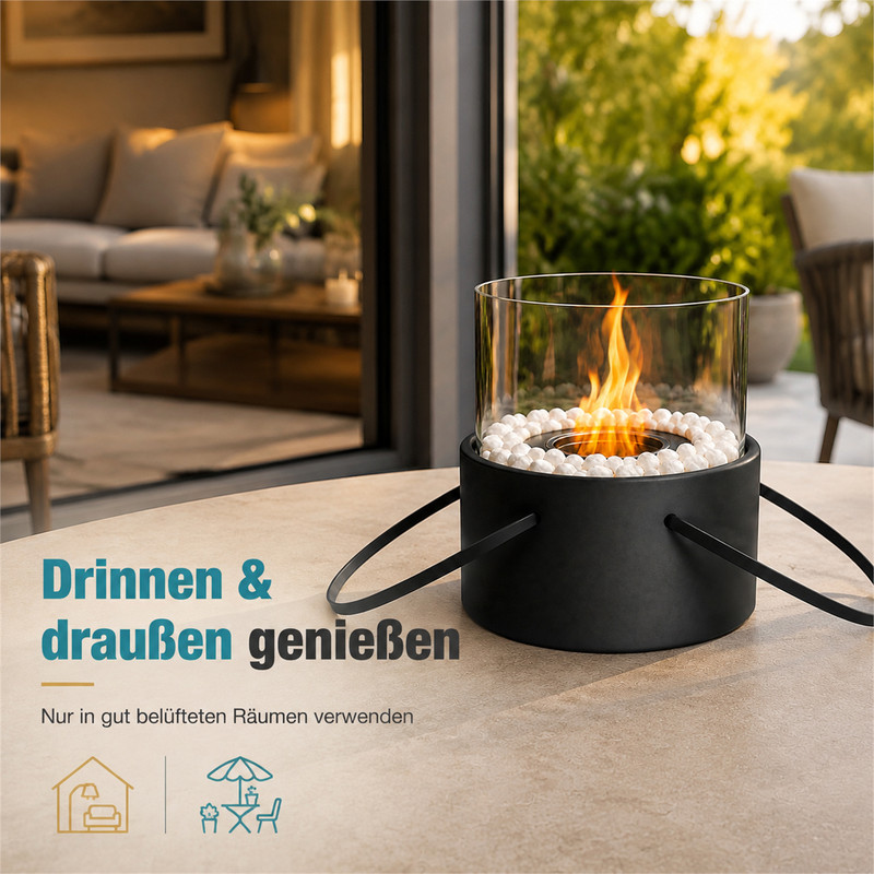 Ein tragbarer Ethanol-Kamin mit Glaszylinder steht auf einem Tisch vor einer offenen Terrassentür.