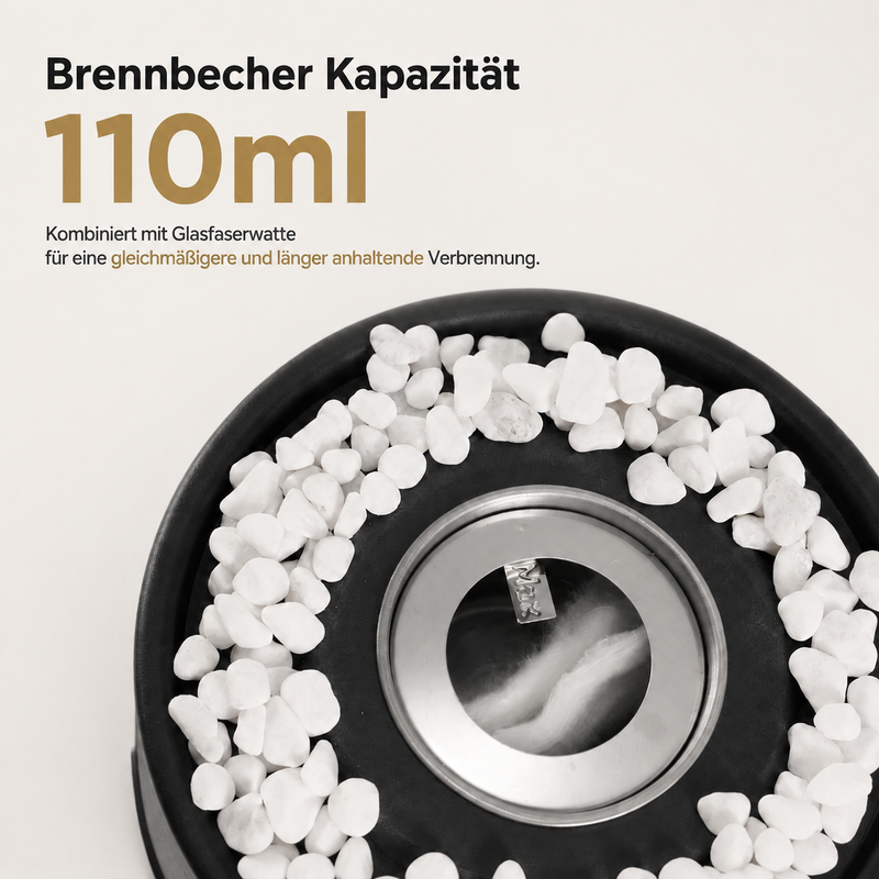 Brennbecher mit 110ml Kapazität, umgeben von weißen Kieselsteinen und deutscher Textgrafik.
