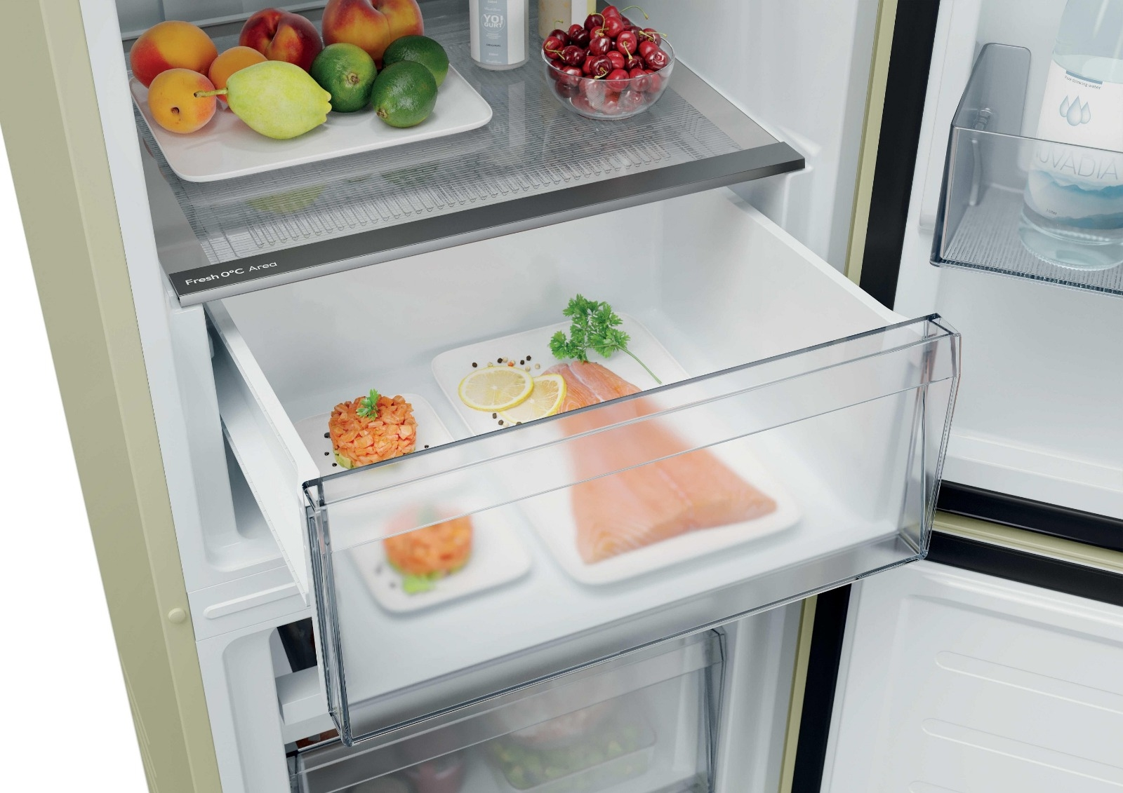 Un frigorifero aperto con frutta fresca in alto e filetto di salmone nel cassetto inferiore.