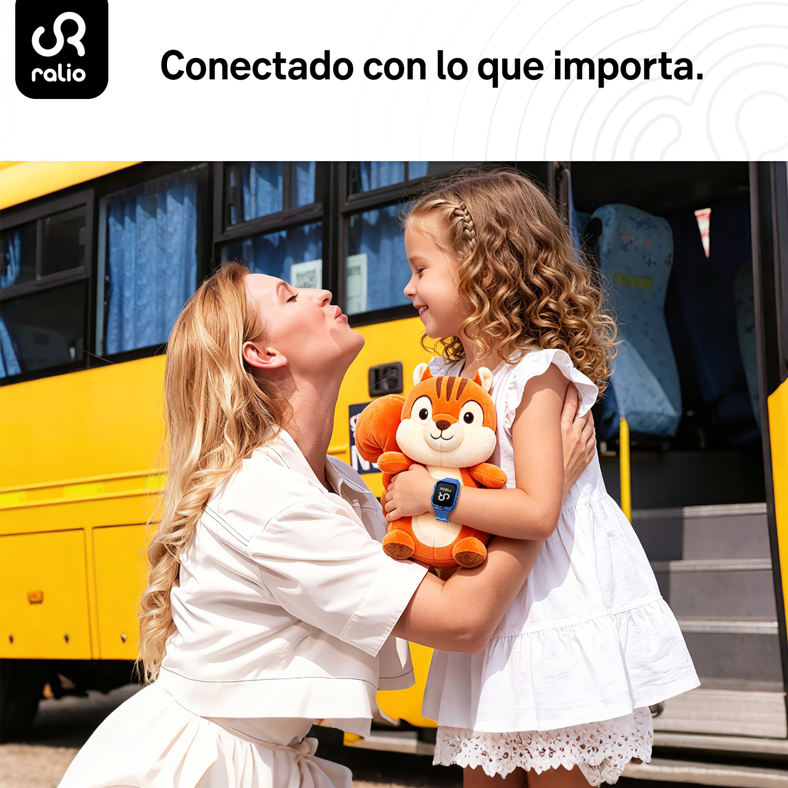 Una madre abraza a su hija con una ardilla de peluche frente a un autobús amarillo.