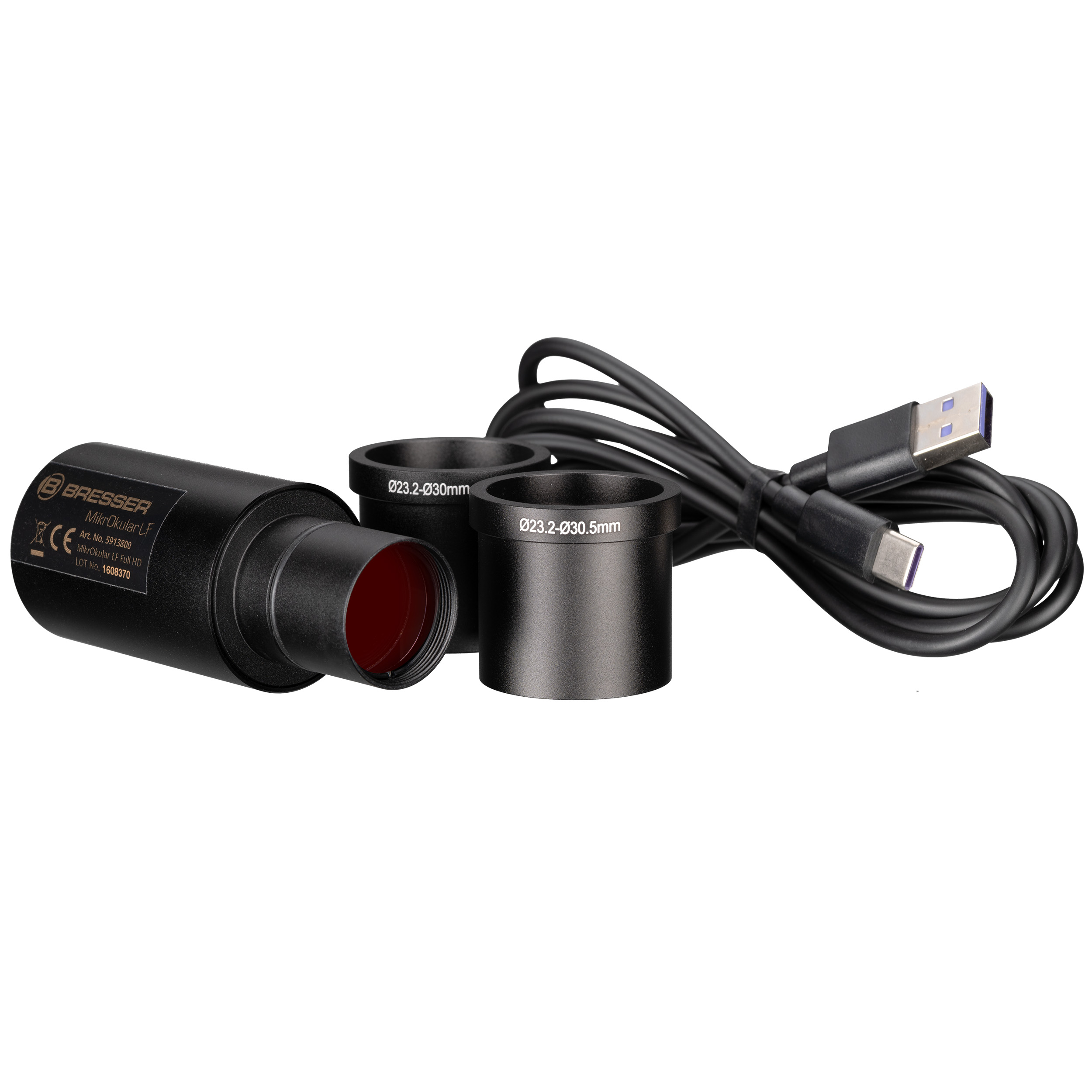 Una cámara de microscopio Bresser negra con dos anillos adaptadores y un cable USB.