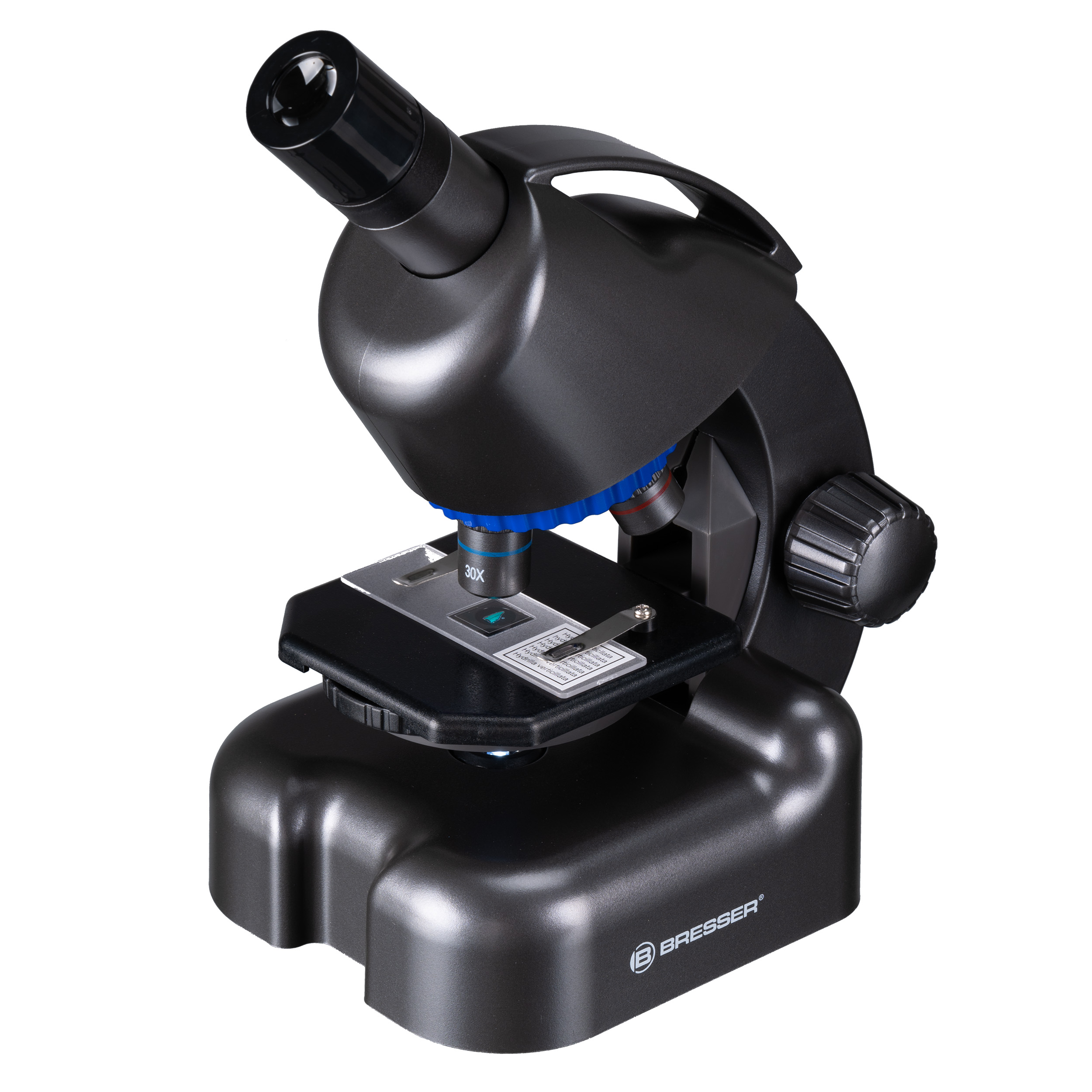 Un microscopio negro Bresser con una diapositiva en la platina sobre fondo blanco.