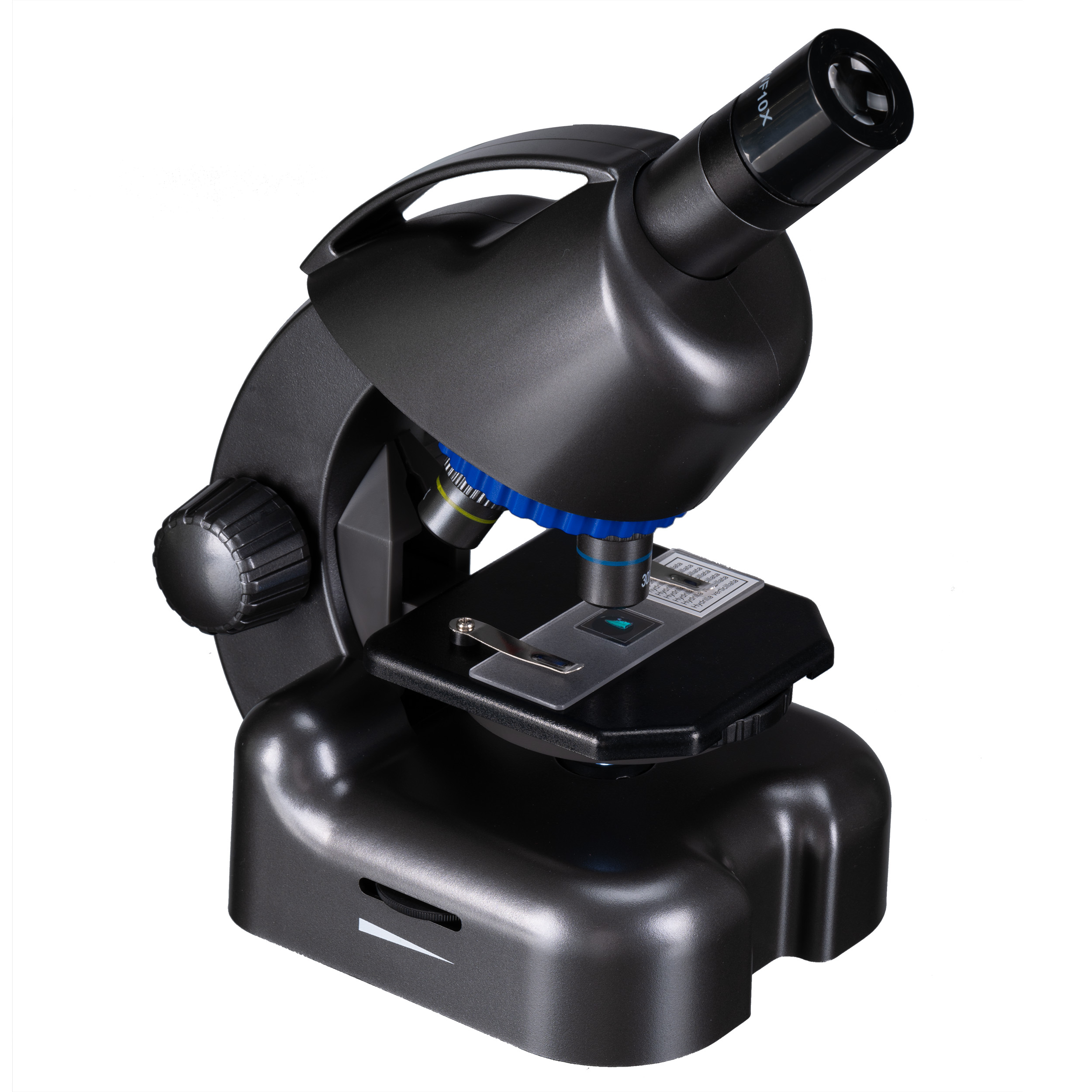 Un microscopio moderno negro con una diapositiva en la platina y perilla de enfoque, aislado en blanco.