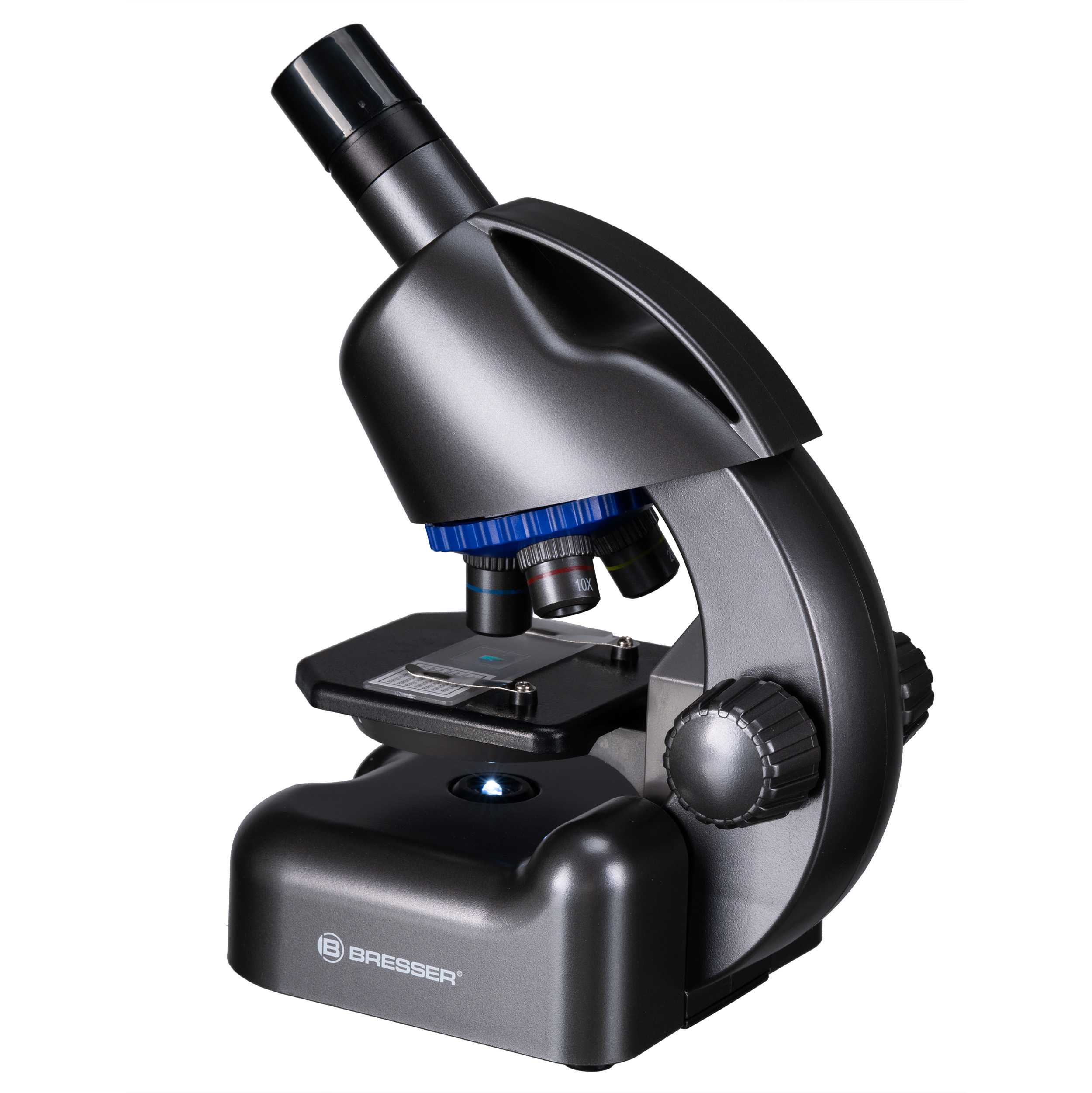 Un microscopio Bresser negro con una placa de vidrio y perillas de ajuste.