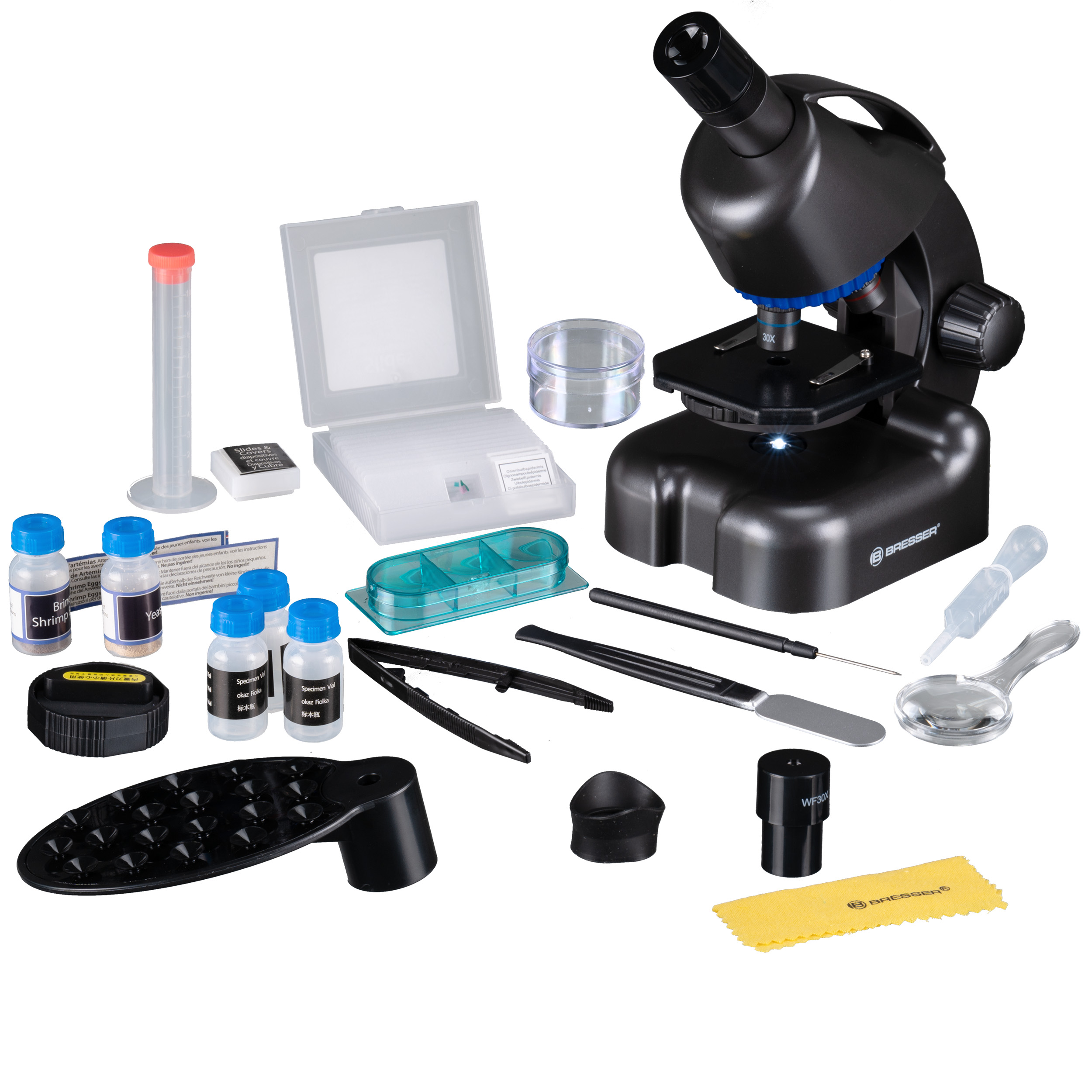 Un microscopio negro Bresser con accesorios como viales, pinzas, pipeta y portaobjetos sobre un fondo blanco.