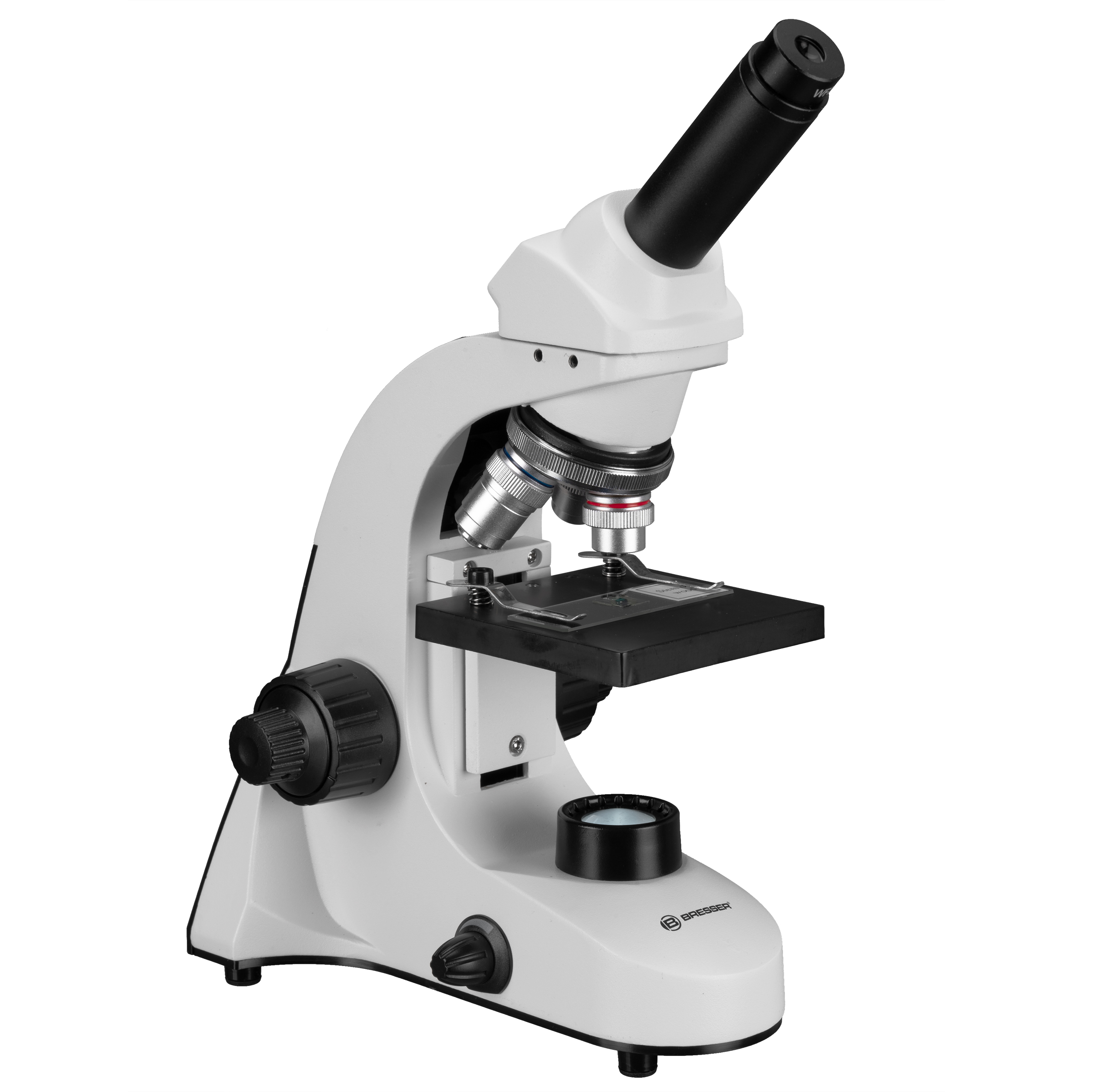 Un microscopio Bresser blanco y negro con lentes de objetivo y platina sobre fondo blanco.