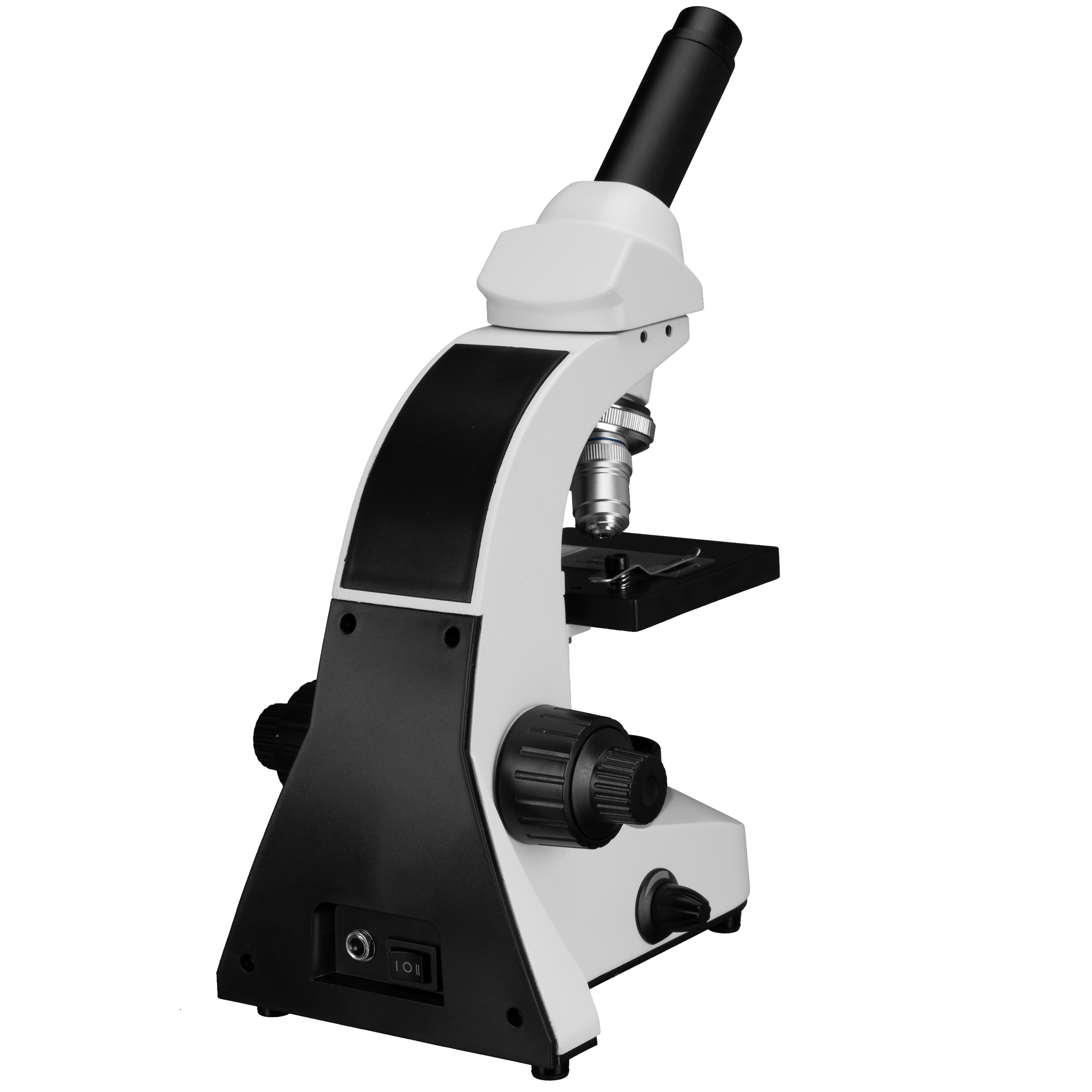 Un microscopio blanco y negro con ocular, objetivos y perillas de enfoque sobre fondo blanco.