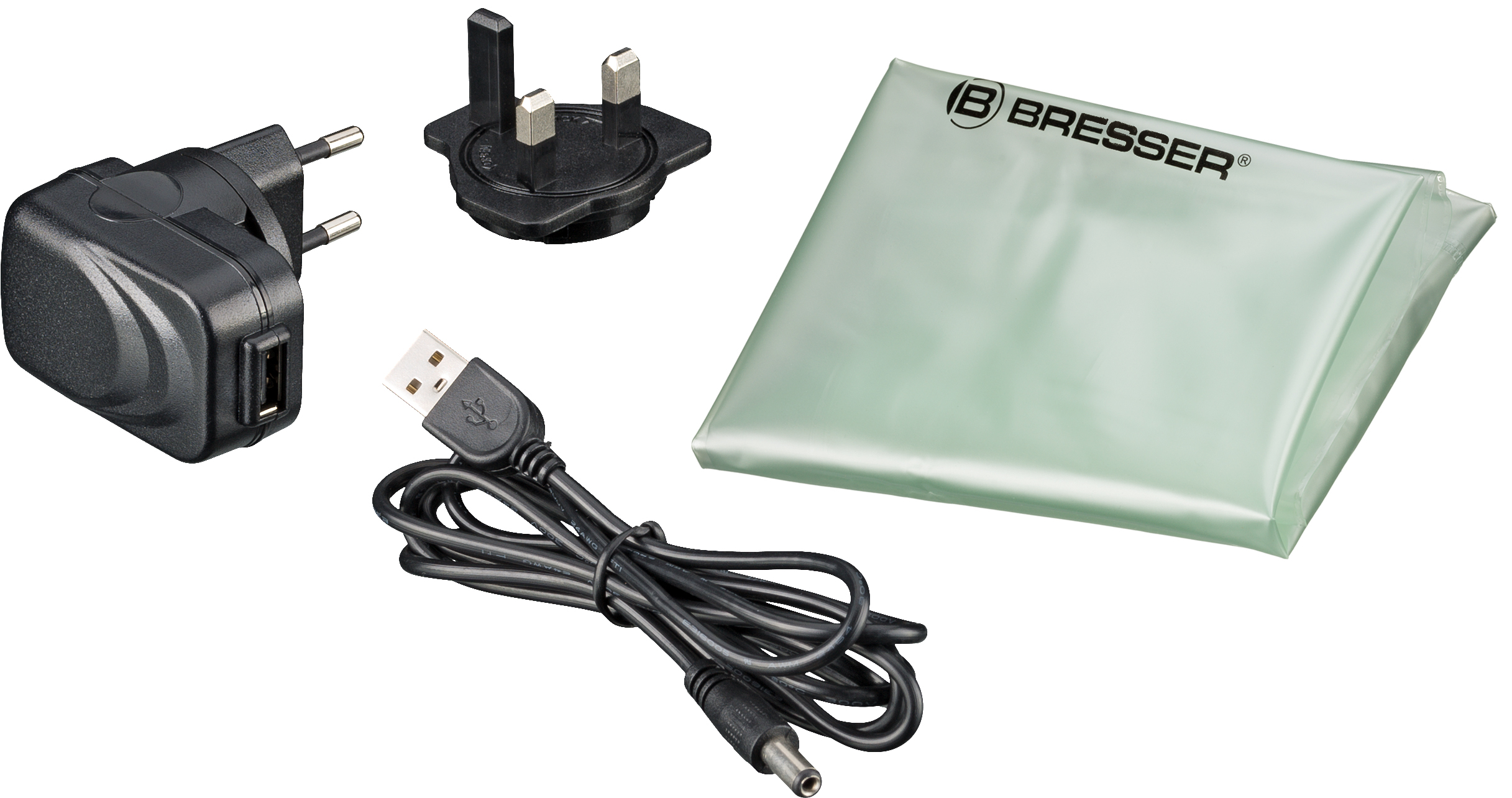 Un adaptador de corriente negro, enchufe, cable USB y bolsa verde de Bresser sobre fondo blanco.