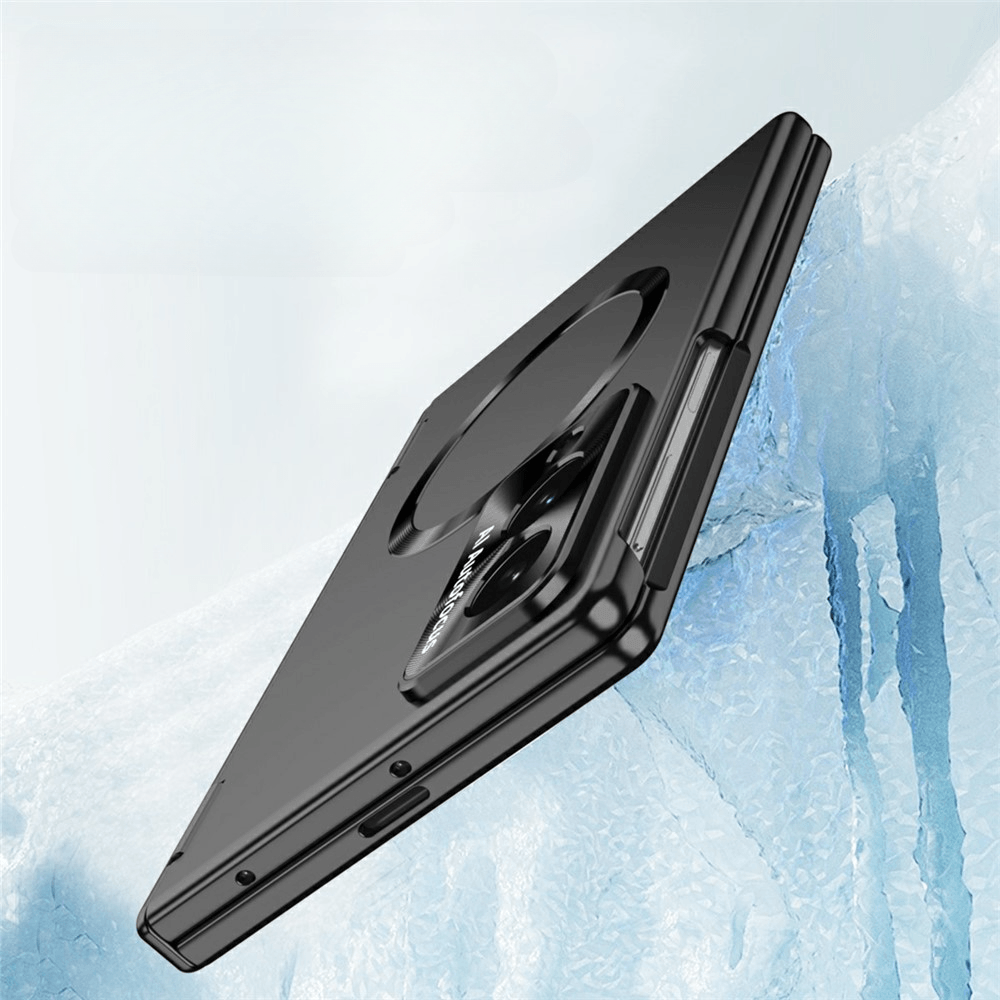 Ein schwarzes Smartphone in einer Schutzhülle steht auf einer hellblauen, eisigen Oberfläche.