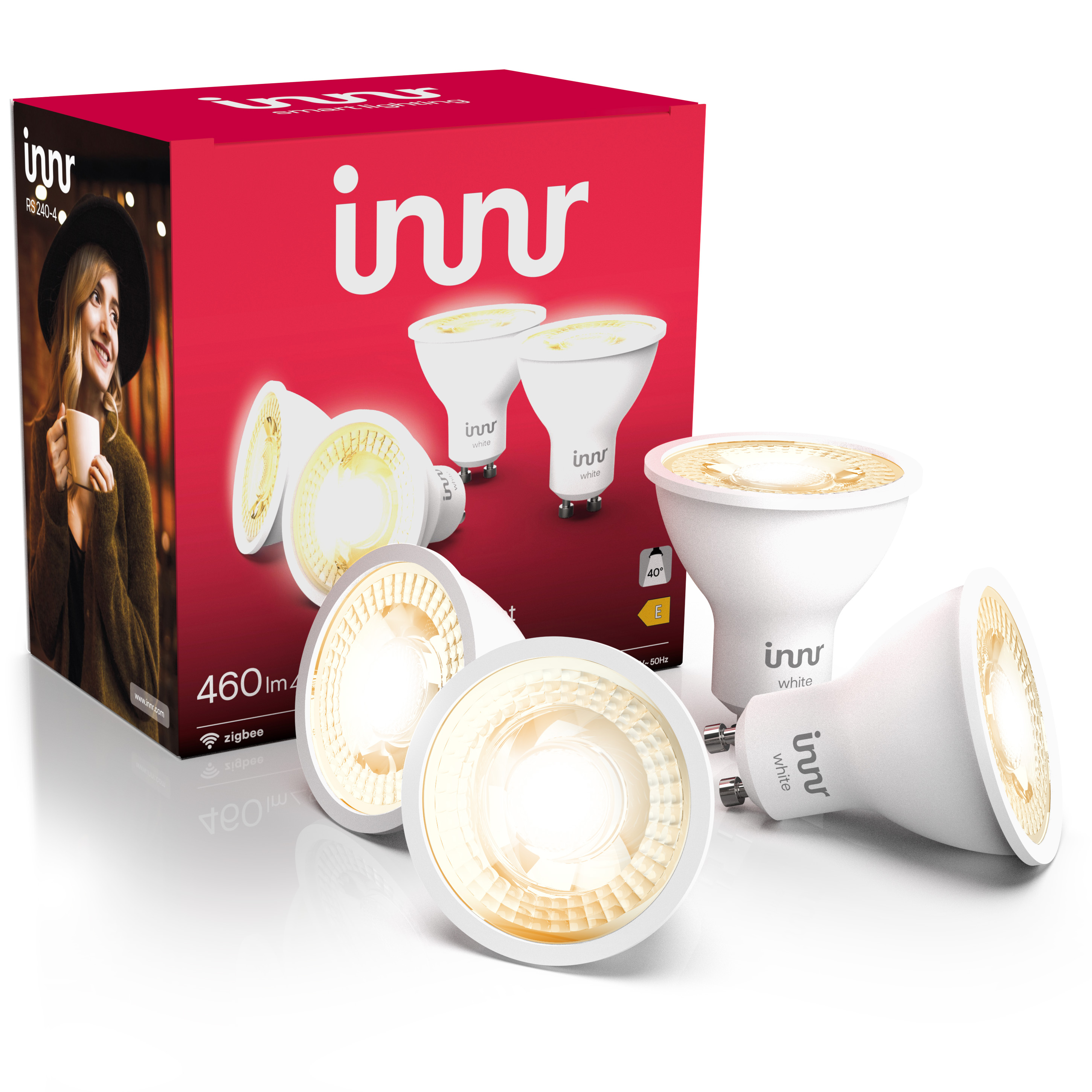 Boîte d'emballage et quatre ampoules LED blanches Innr émettant une lumière chaude.