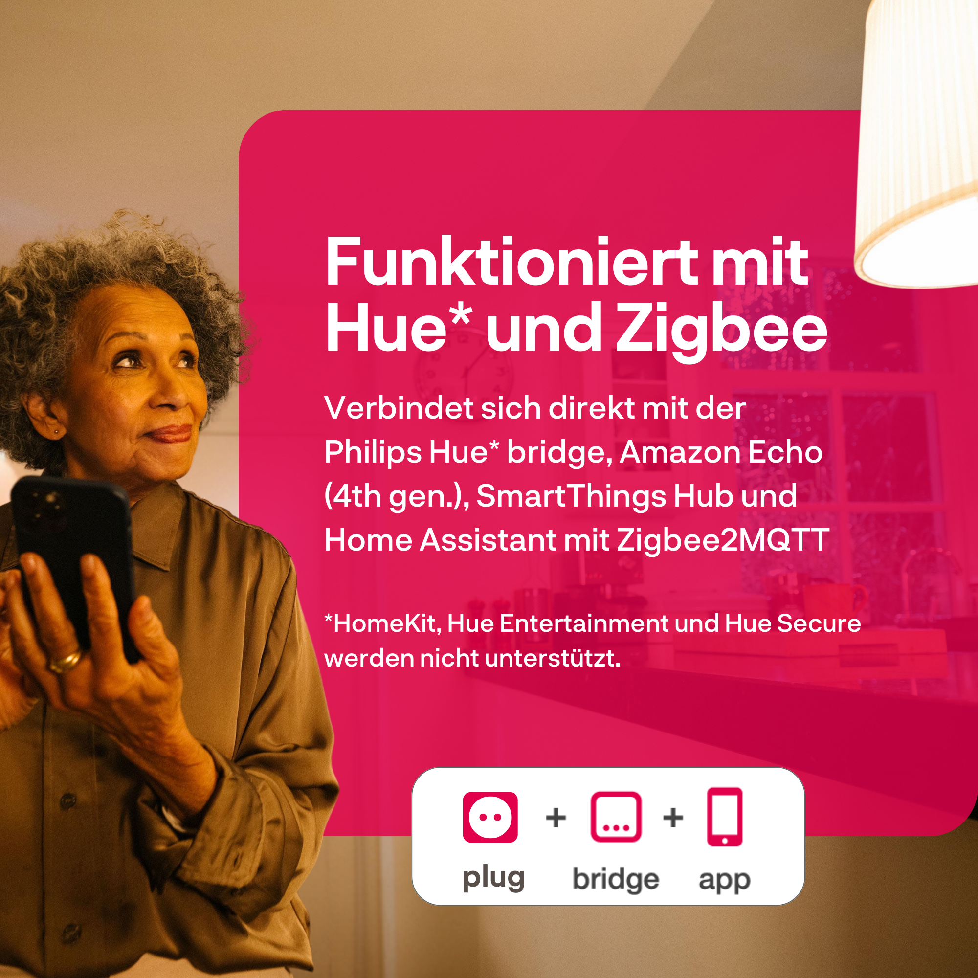 Oudere vrouw met smartphone, voor een rode reclamebanner met witte tekst en iconen.