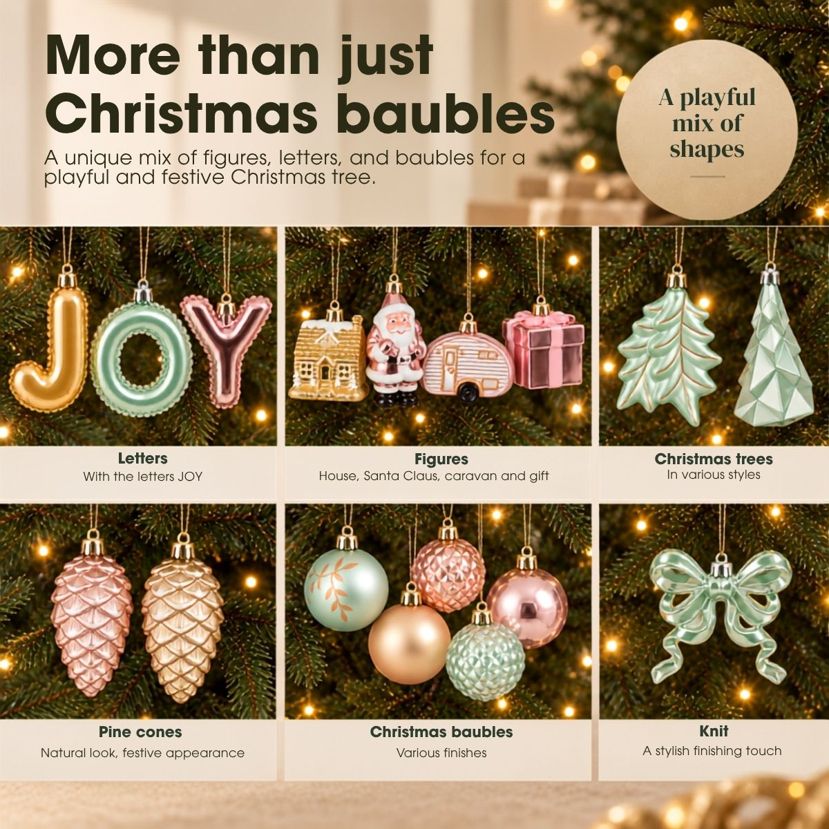 Divers ornements de Noël comme des lettres, des figurines et des boules sont suspendus à un sapin de Noël.
