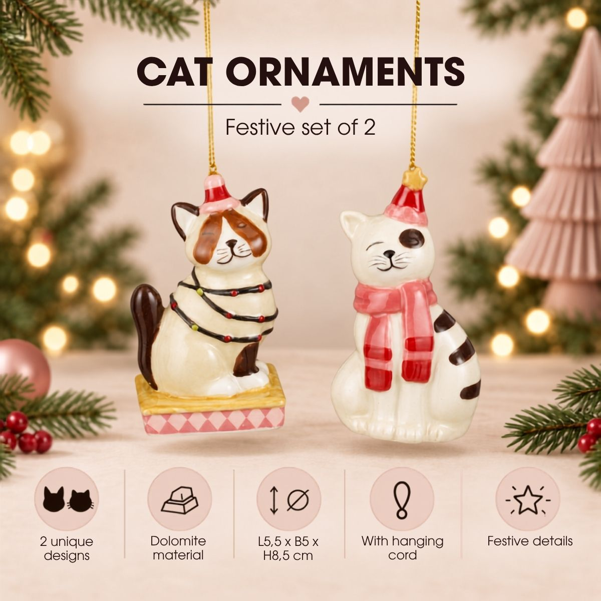 Deux ornements de chat de Noël suspendus avec des écharpes et des bonnets sur fond flou.