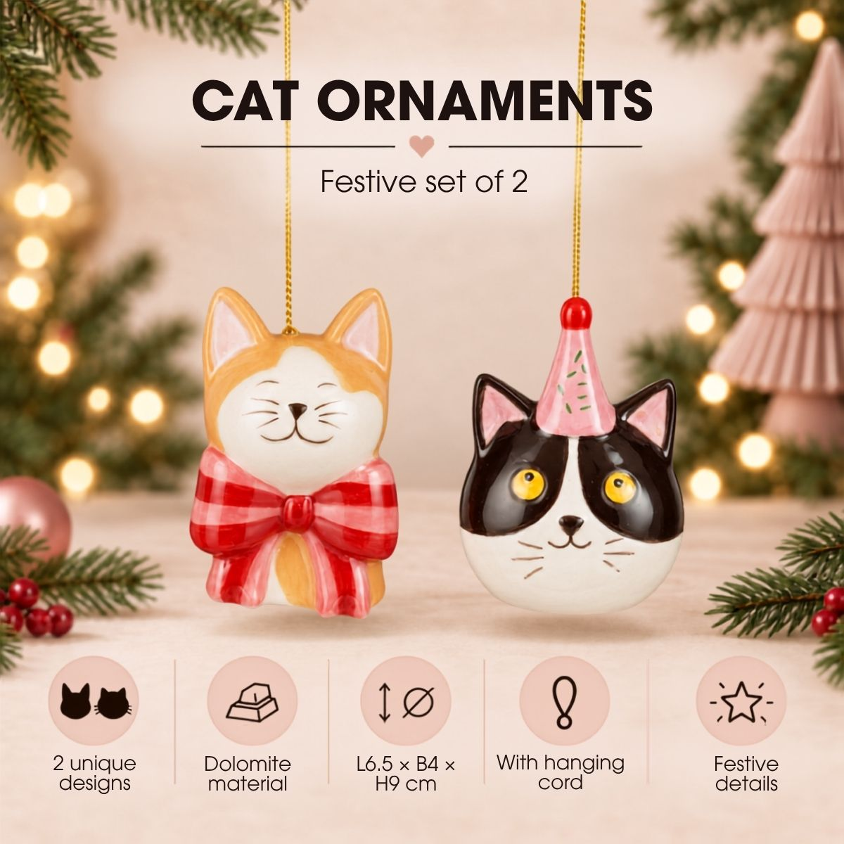 Deux ornements de chat suspendus, l'un avec un nœud rouge, l'autre avec un chapeau, sur fond de sapin de Noël.