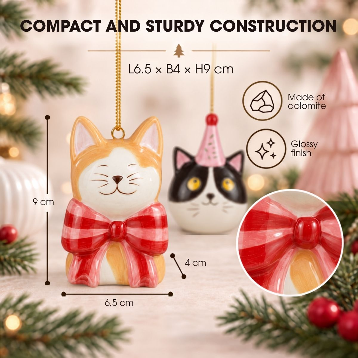 Deux ornements de Noël chat en céramique avec dimensions, nœud rouge et chapeau.