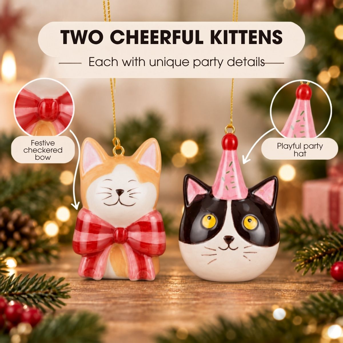 Deux ornements de chatons en céramique, l'un avec un nœud rouge, l'autre avec un chapeau de fête, devant un sapin.