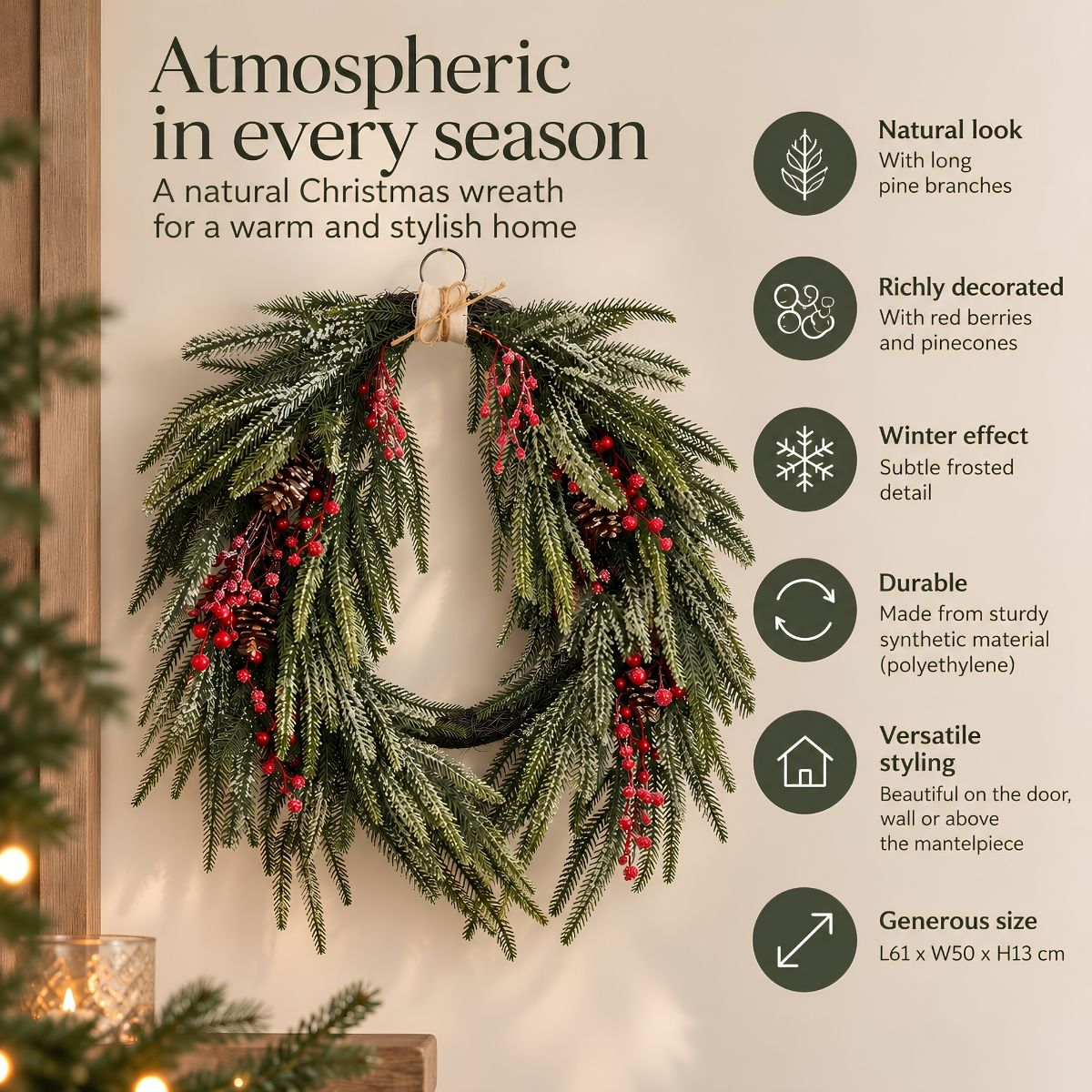 Couronne de Noël verte givrée avec baies rouges, pommes de pin et texte descriptif.