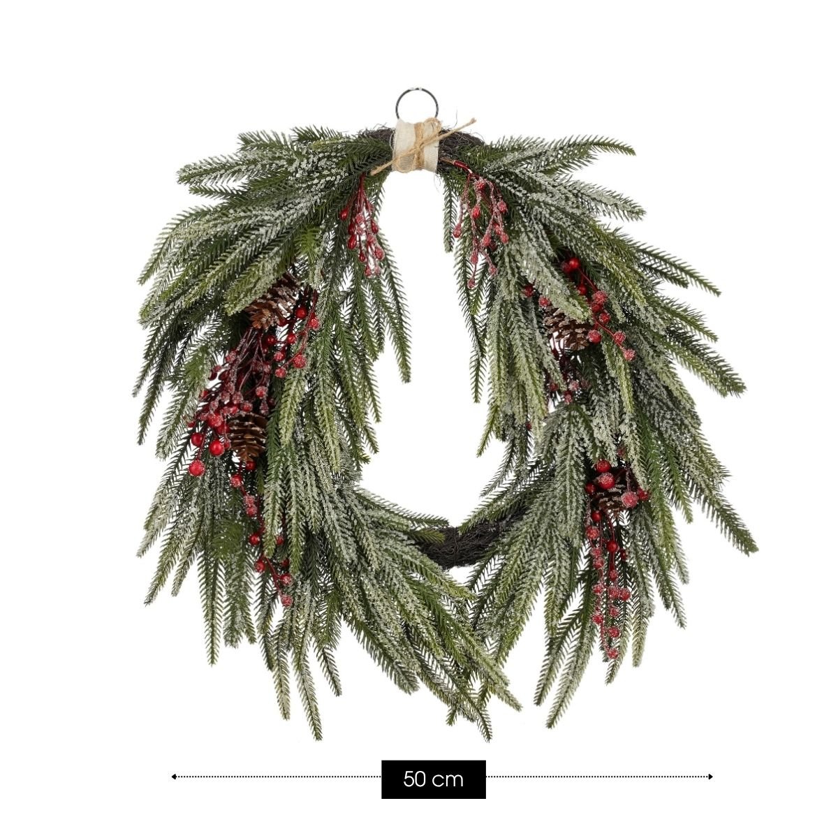 Une couronne de Noël givrée avec des branches vertes, des baies rouges et des pommes de pin sur fond blanc, 50 cm.